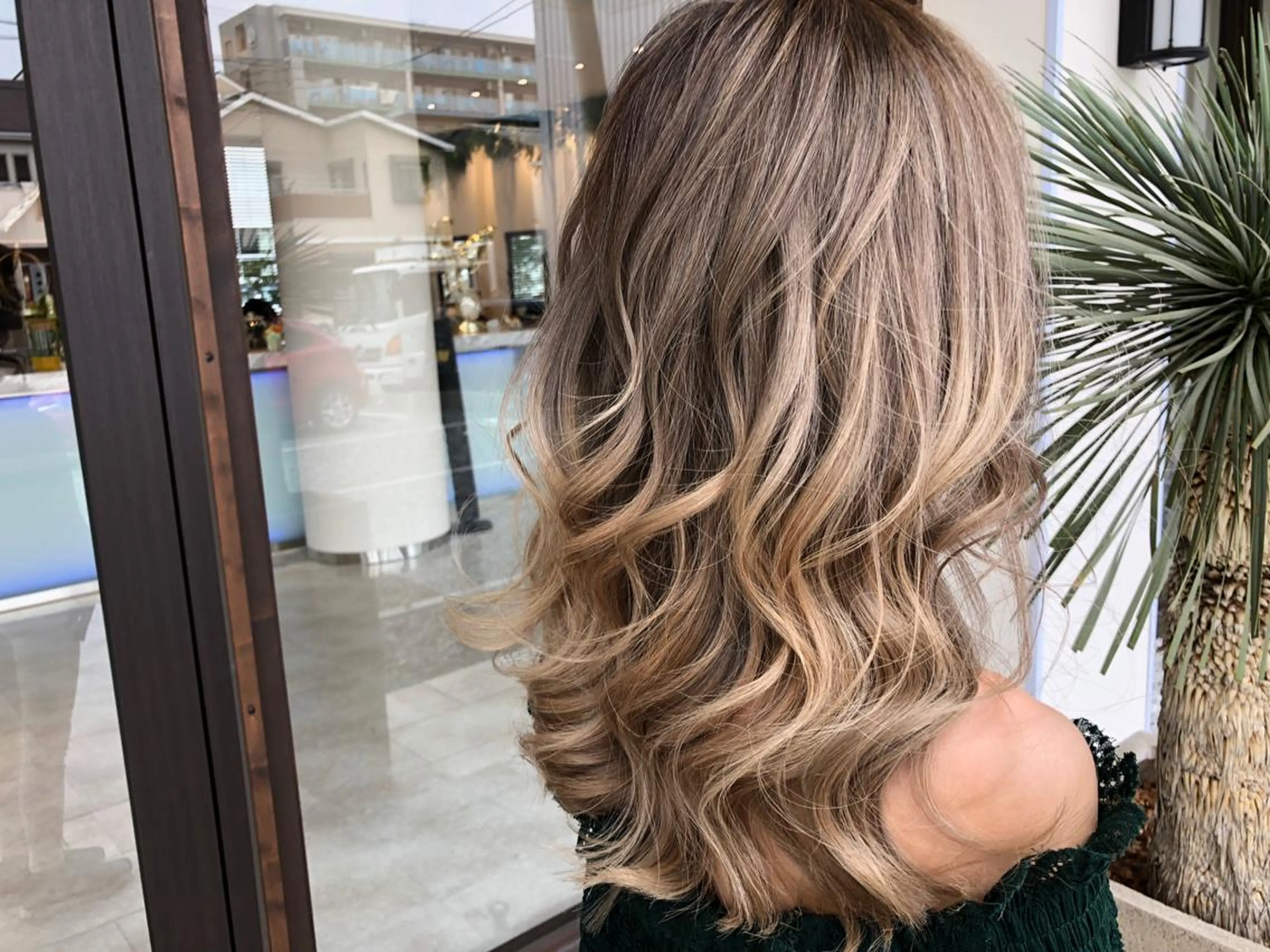 ロング ハイライト ヘアカラー トリートメント haretoki 髪質改善サロンのヘアスタイル