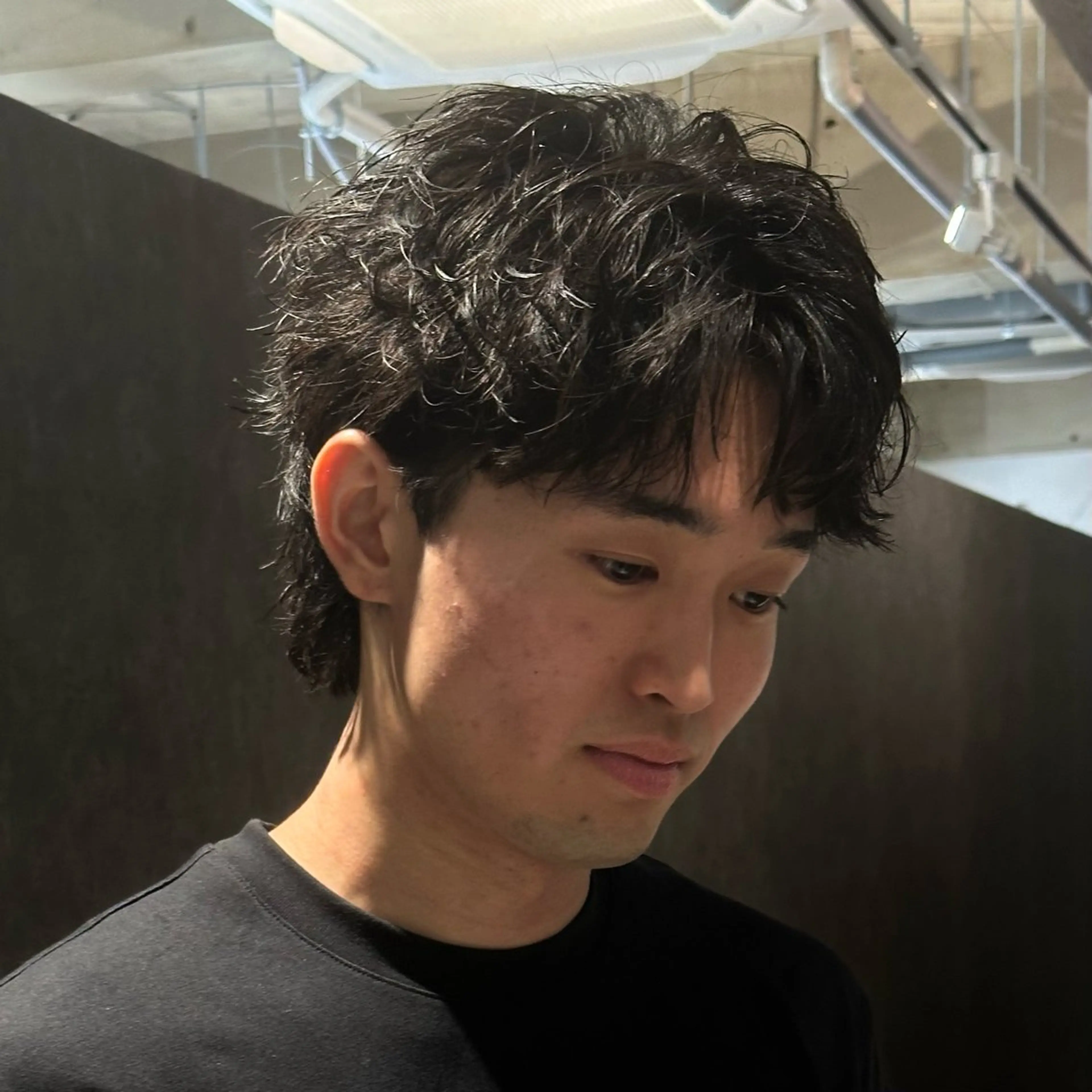 ショート パーマ メンズ メンズブリーチ センターパート フェードカット フェザーパーマ メンズハイライト カット パーマ トリートメント 金山駅前/メンズ パーマ/真柄 恒輝のヘアスタイル