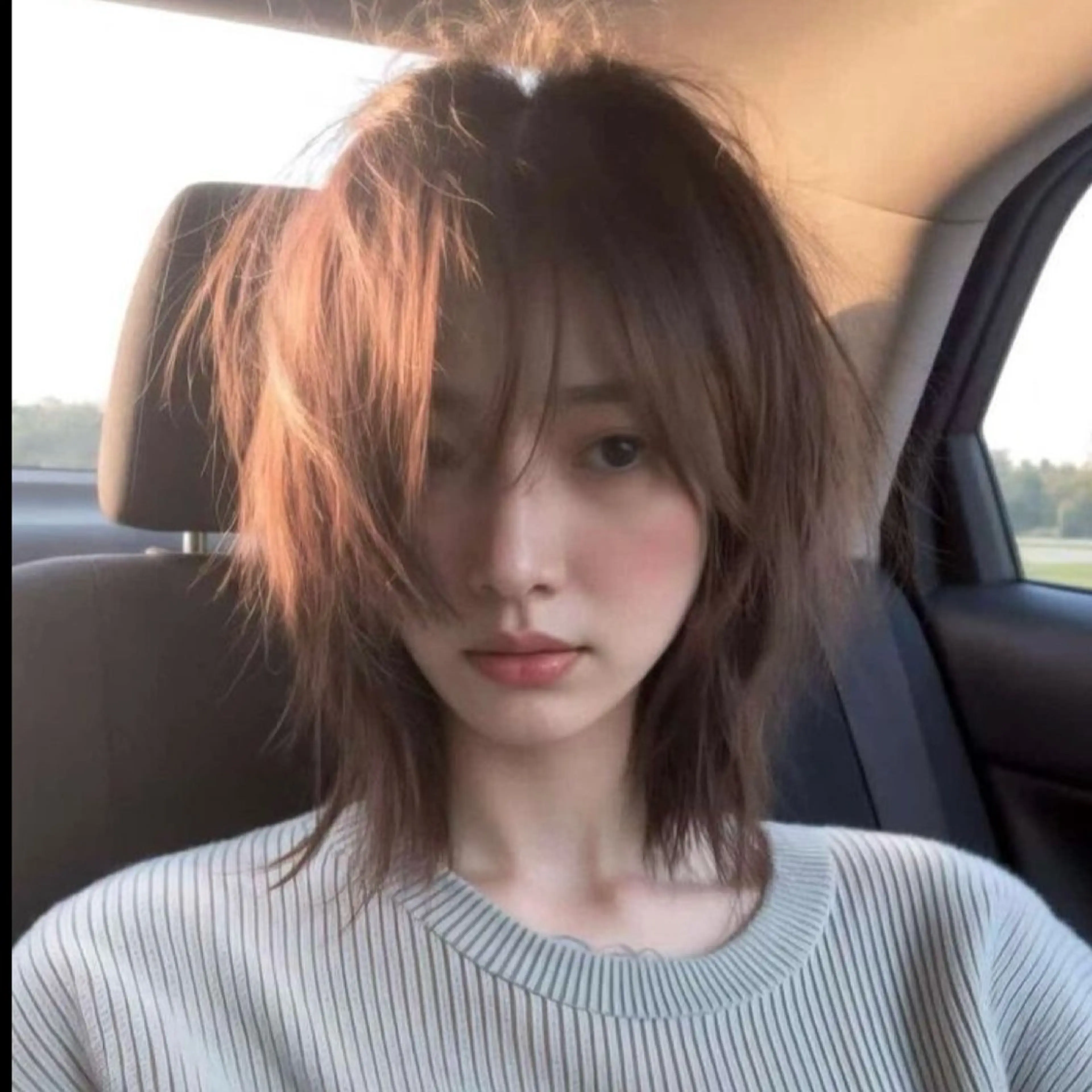 ミディアム カラー くびれヘア 顔まわりレイヤー ハッシュカット ハイレイヤー くびれレイヤー カット ヘアカラー トリートメント nonoka オリーブ/レイヤーのヘアスタイル