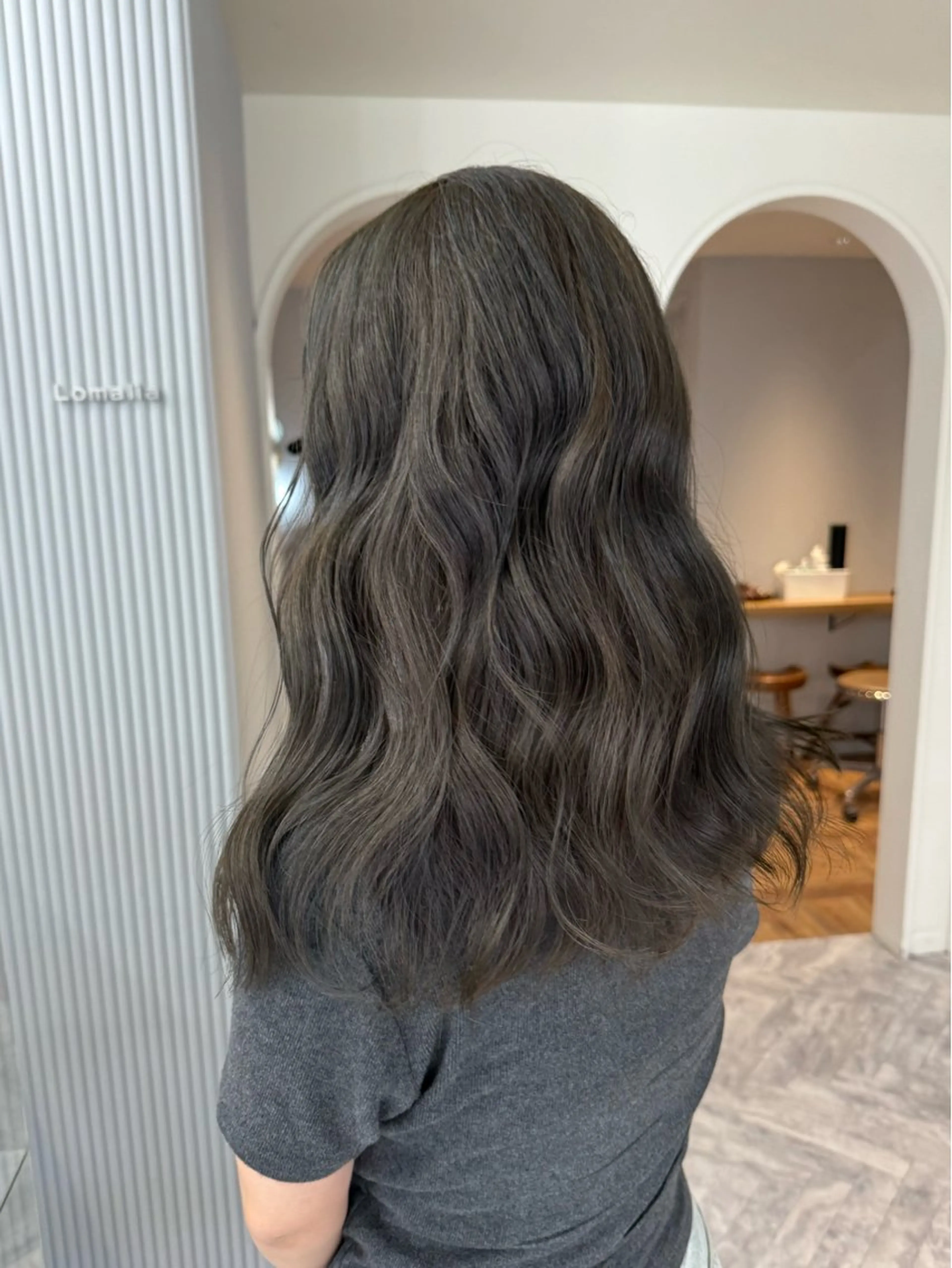 セミロング カラー ミルクティー× グレージュMOMOのヘアスタイル