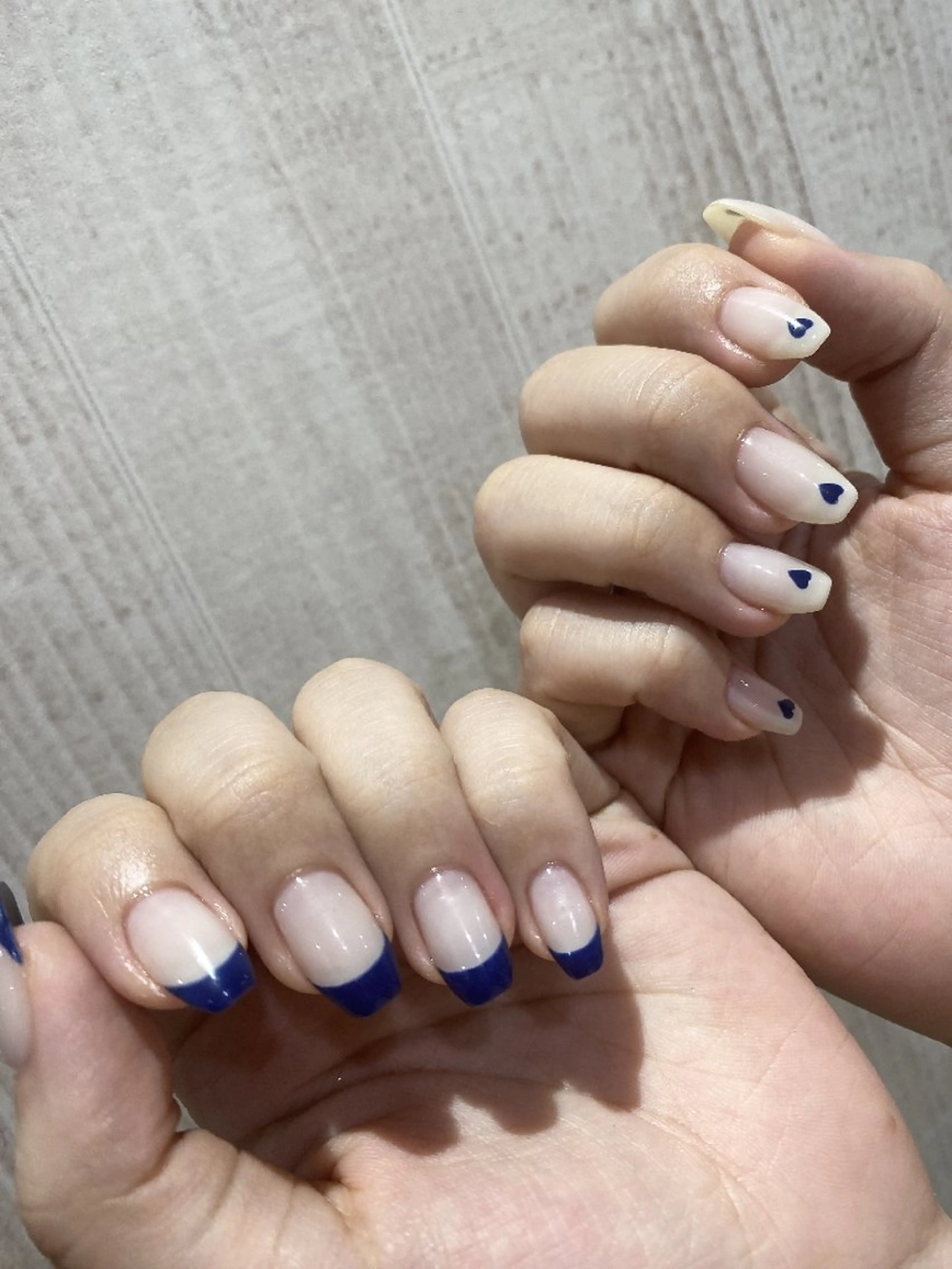 ネイル ハート ネイビー ハンドネイル 13日3980円‼️ マグもデザインも◎のネイルデザイン