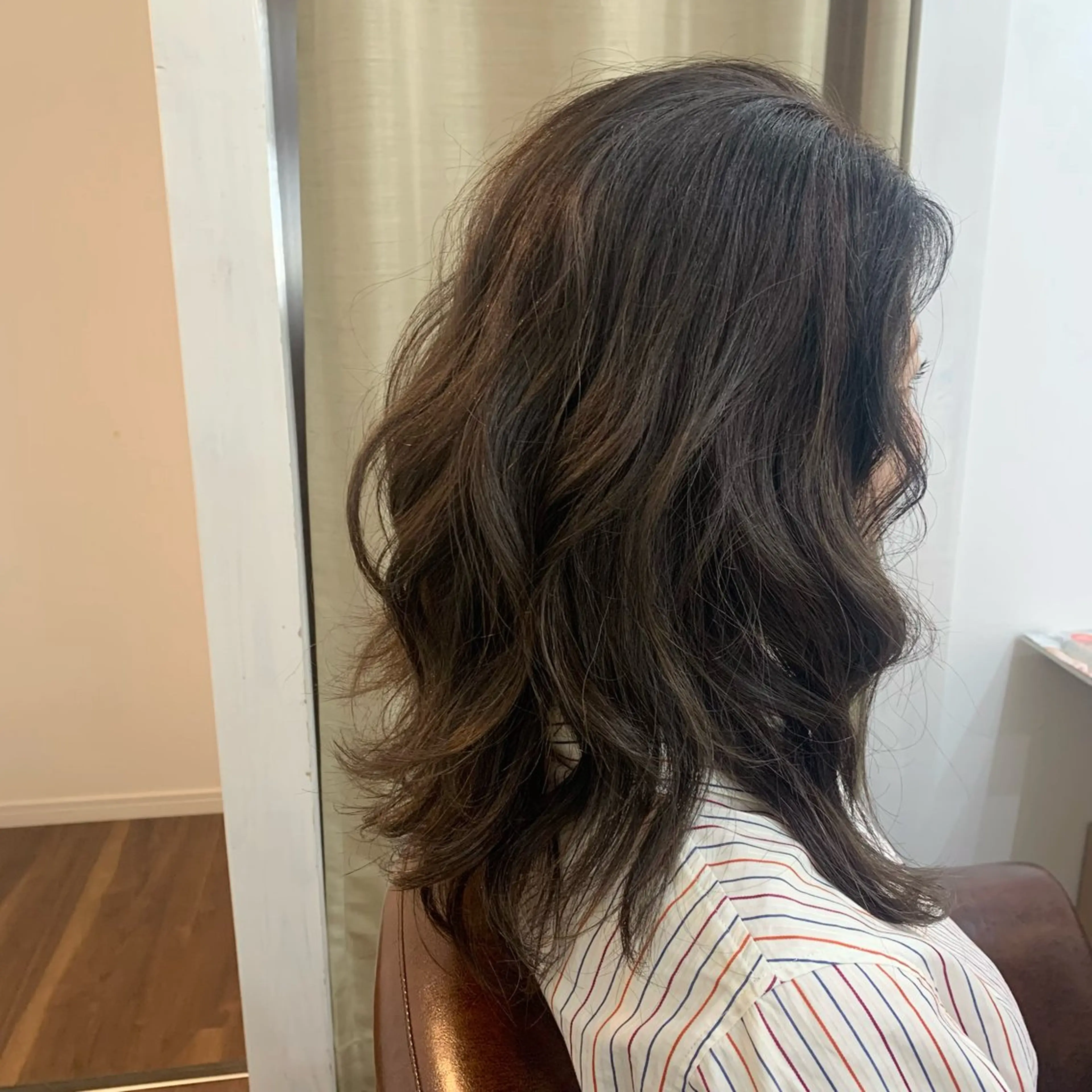 セミロング アッシュ アッシュブラウン レイヤーカット カット ヘアカラー トリートメント elua kanekoのマツエク・マツパデザイン