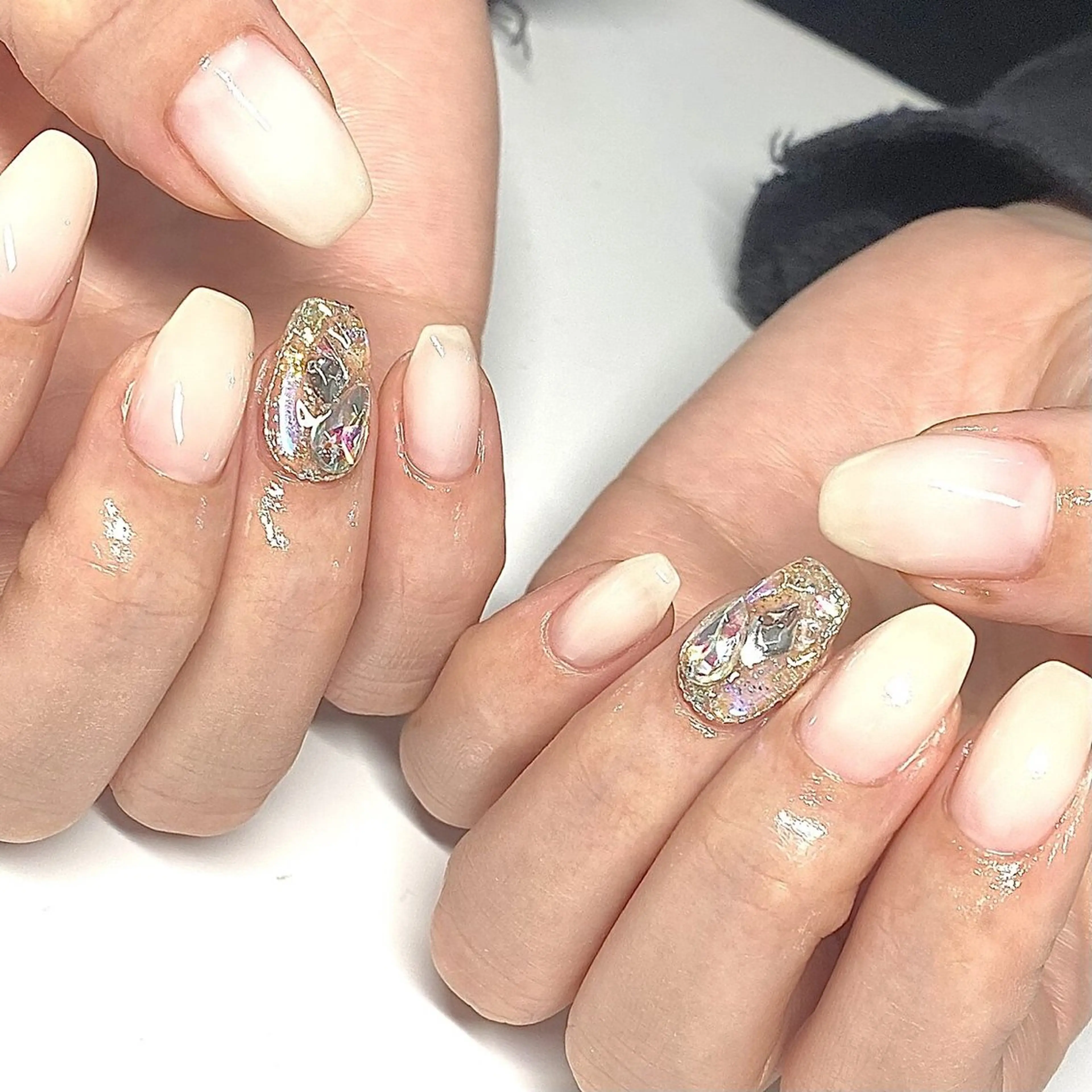 - ̗̀ New ̖́- シンプルワンカラー + 囲み埋めつくしネイルの写真