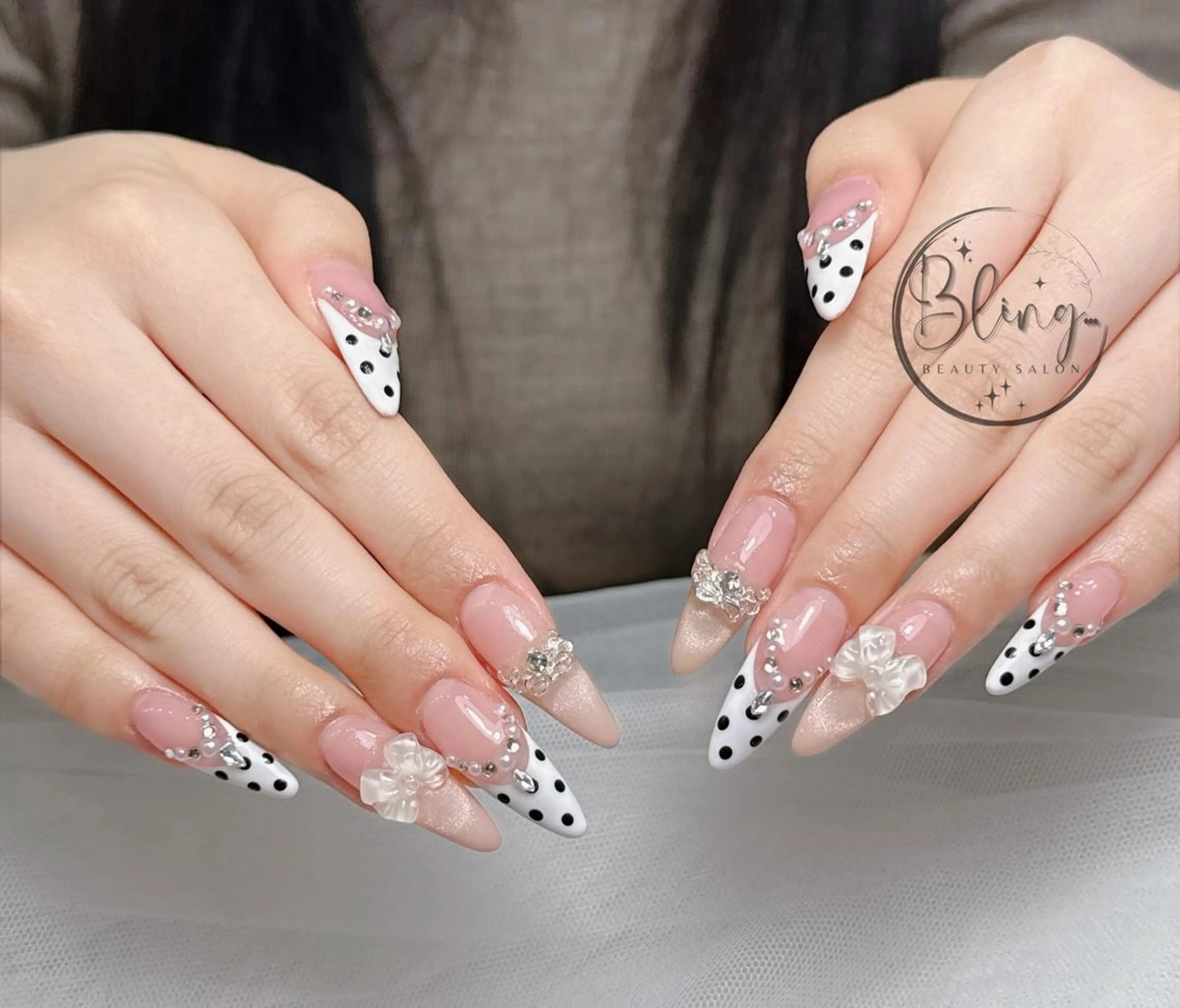 ロング カラー ベージュカラー グラデーションカラー ピンクカラー 韓国風ヘア ハンドネイル Bling Salonのネイルデザイン