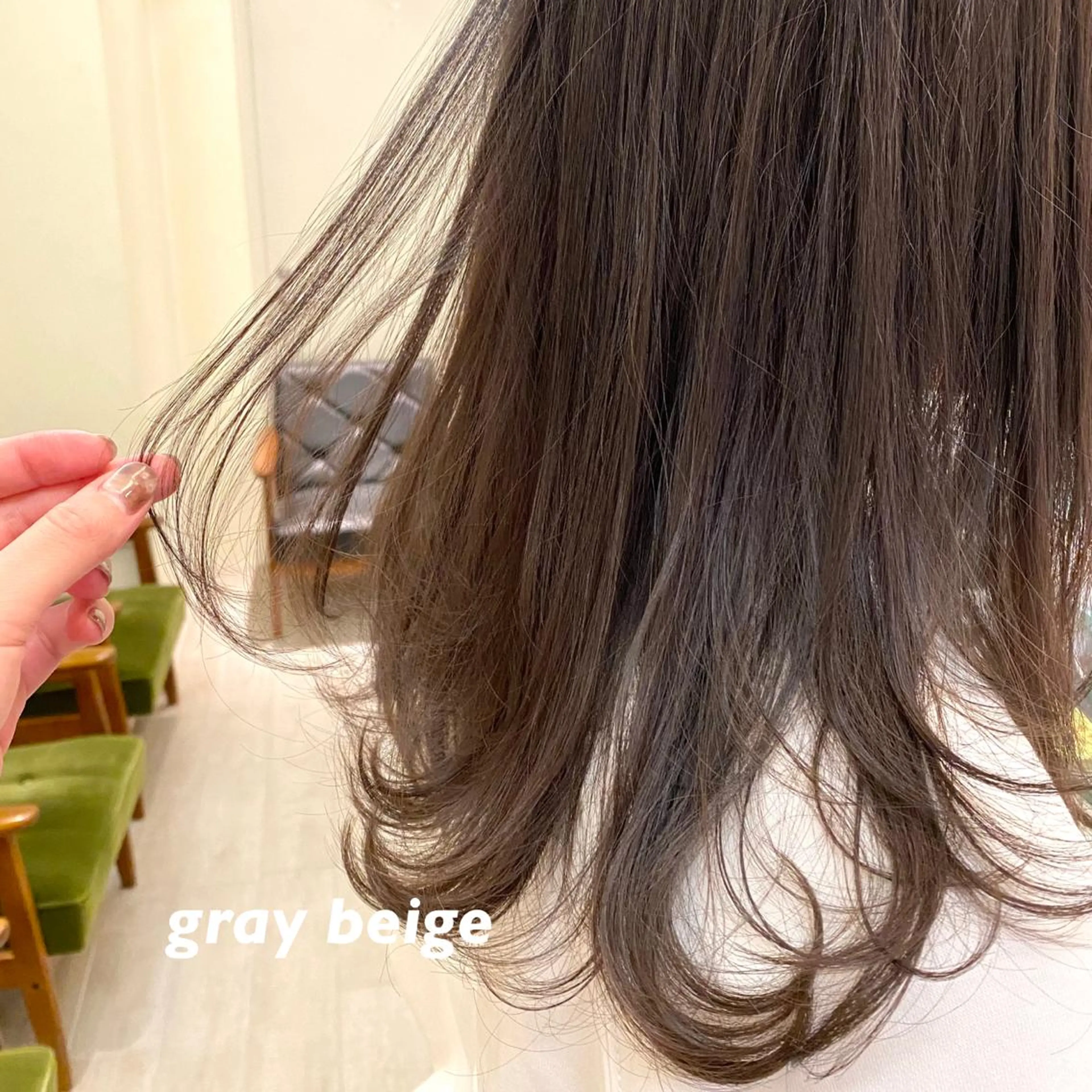 ミディアム カラー グレージュ レイヤーカット 大久保 愛のヘアスタイル