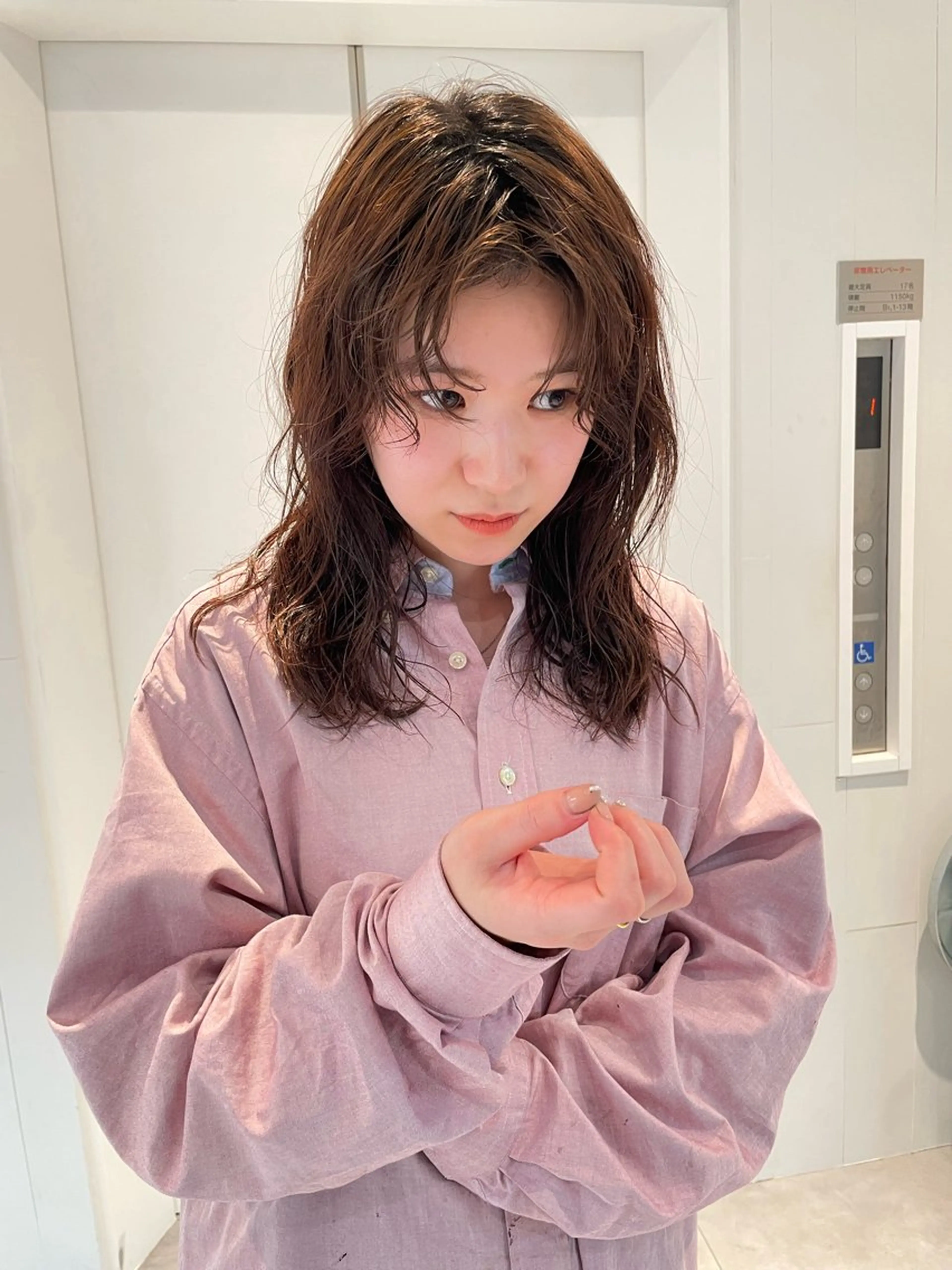 セミロング パーマ 瓜谷 亮磨のヘアスタイル