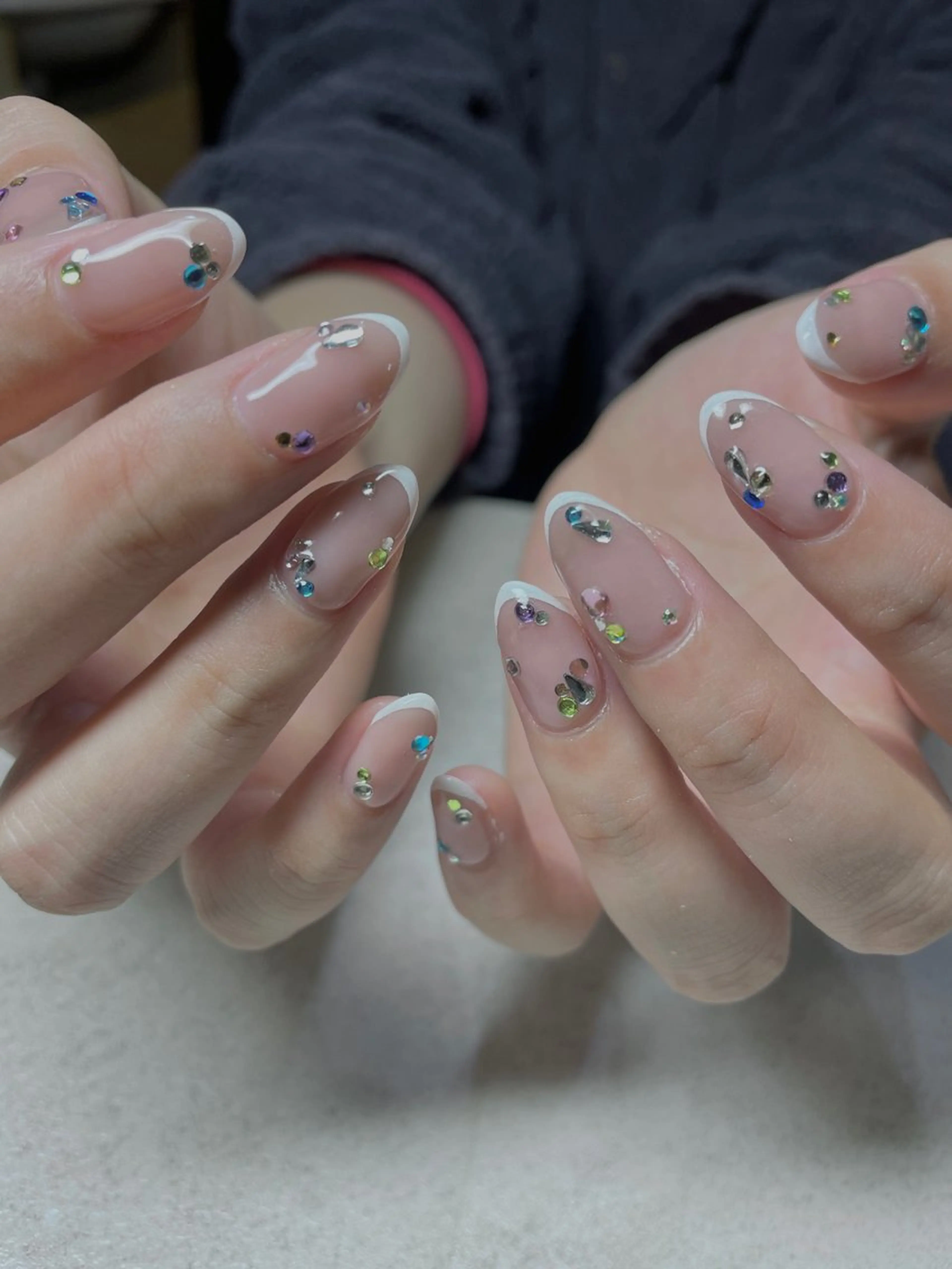 ネイル フレンチネイル キラキラネイル 春ネイル ストーンネイル ワンホンネイル ハンドネイル acs.n所属・ネイル，耳つぼ 風間すみれのその他イメージ