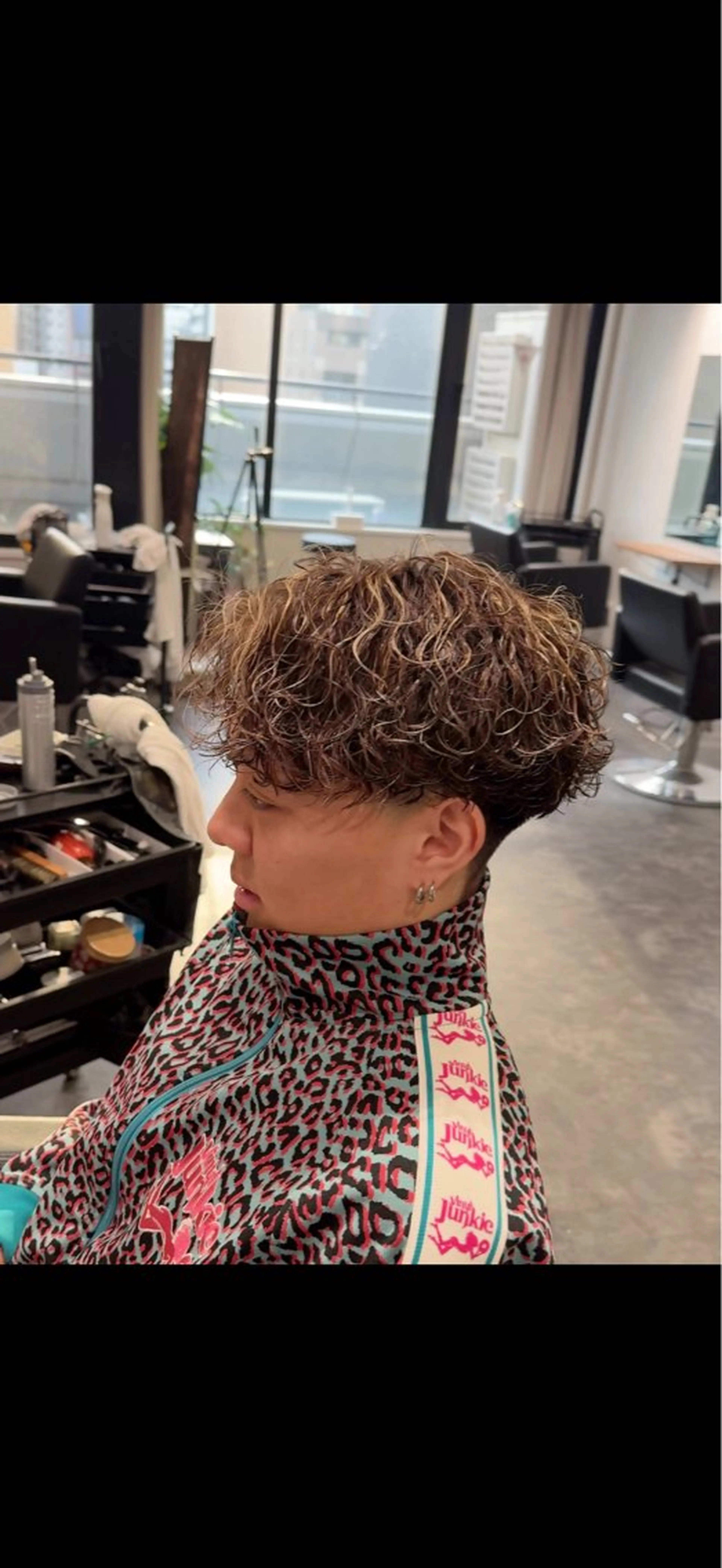 ミディアム パーマ メンズ メンズメッシュ 波巻きパーマ カット ヘアカラー メンズパーマ特化 美容師kouyaのヘアスタイル