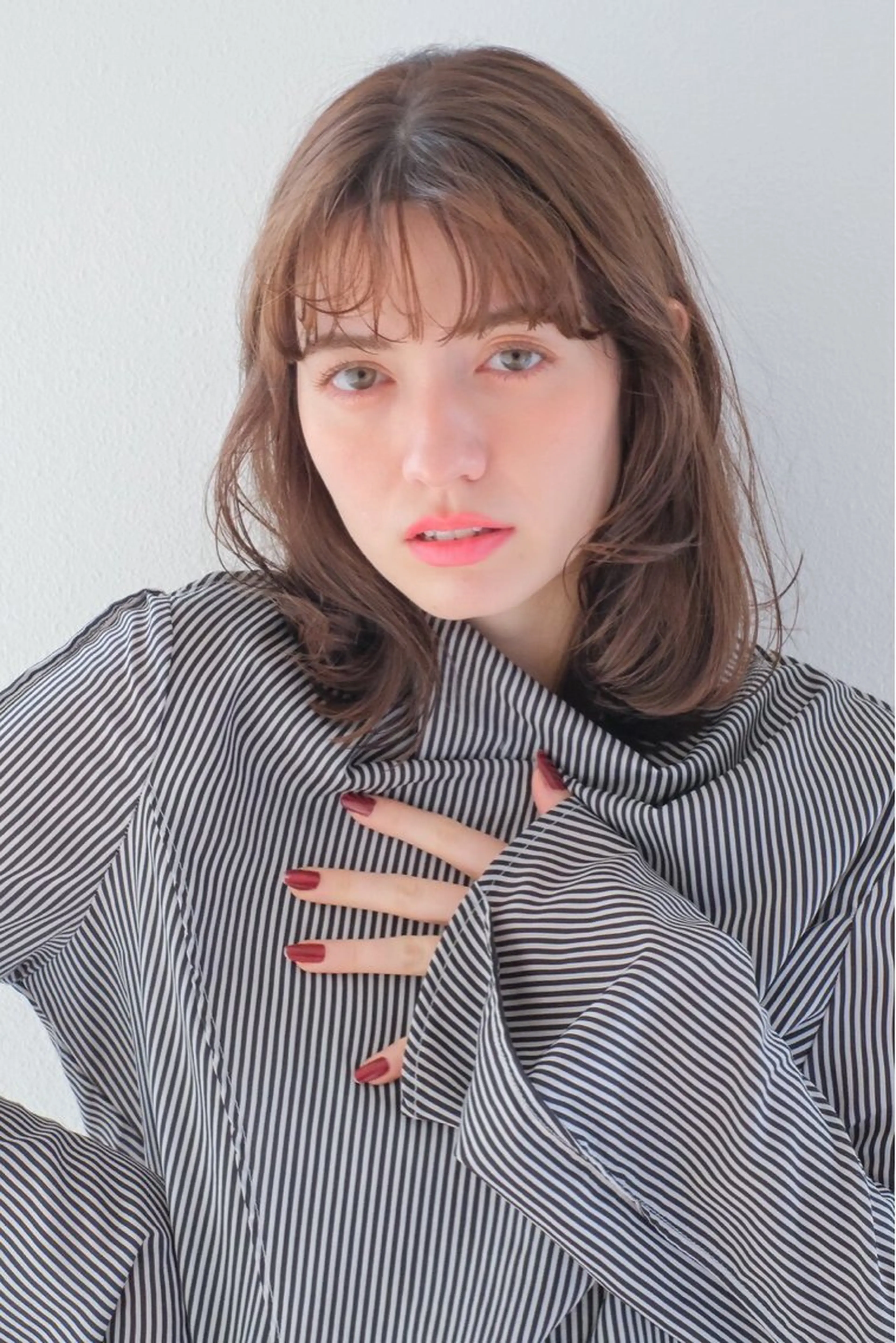 ミディアム カット ヘアカラー トリートメント ヘッドスパ ヘアセット 地毛風/グレージュ よしだひろのじょうのヘアスタイル