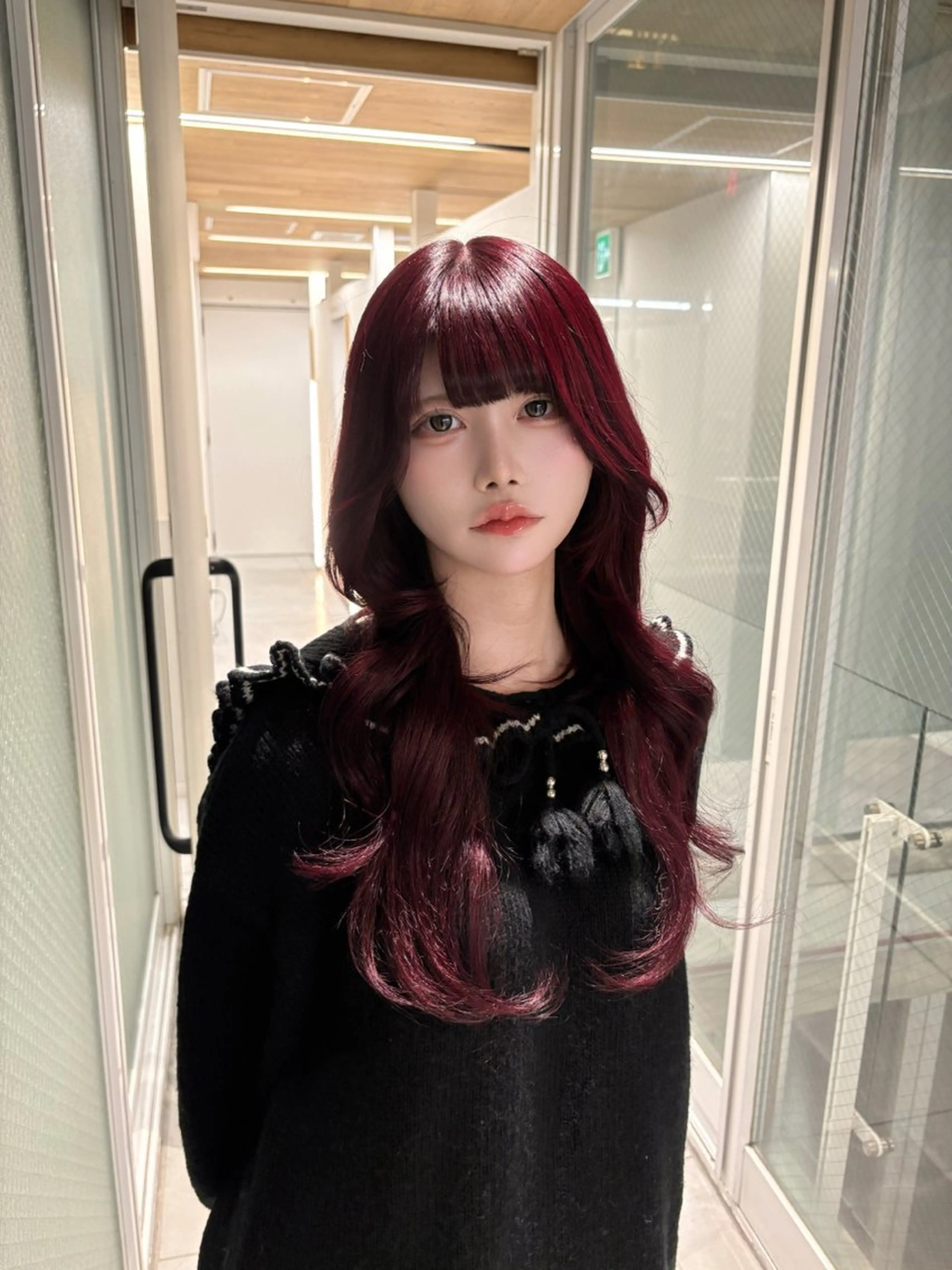 ロング カラー ブリーチ ボルドーカラー ブリーチなしカラー レッドカラー レイヤーカット カット ヘアカラー トリートメント SOKI｜赤髪 ×レイヤー｜外苑前のヘアスタイル