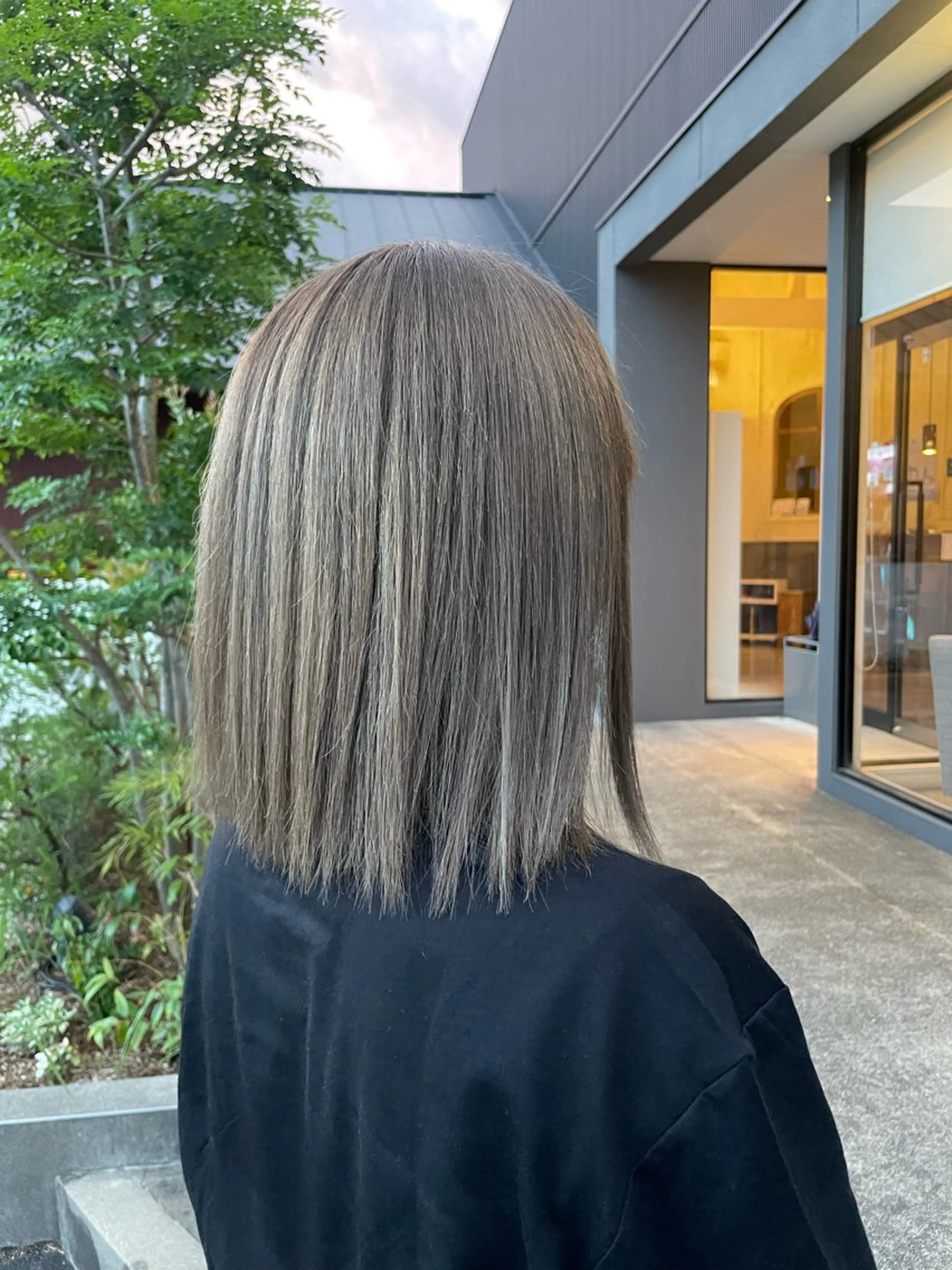 ミディアム カラー シルバー 大橋 風花のヘアスタイル