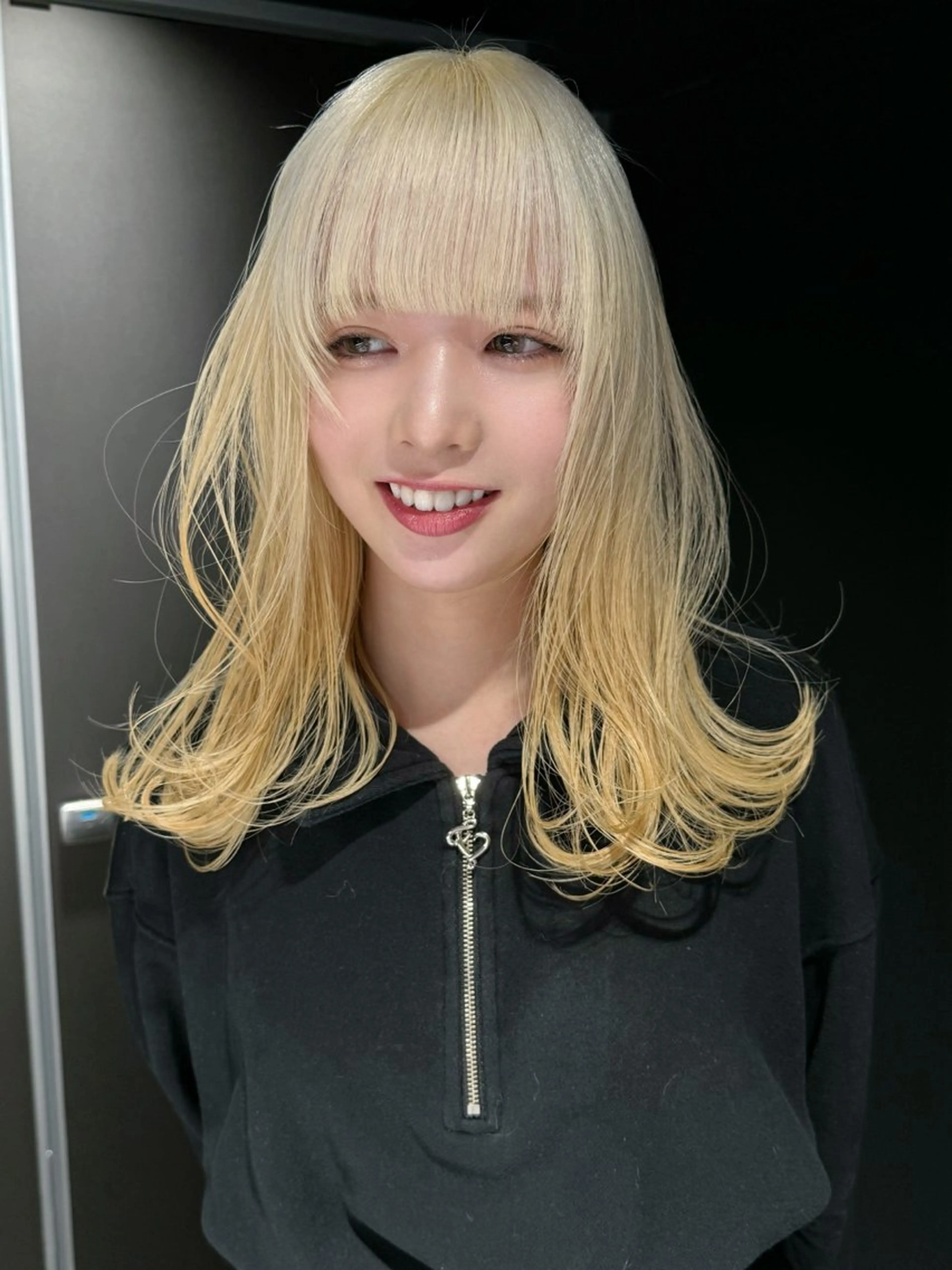 セミロング カラー ブリーチ 抜きっぱなしブロンド ブロンド ホワイトブロンド 砂川 航のヘアスタイル