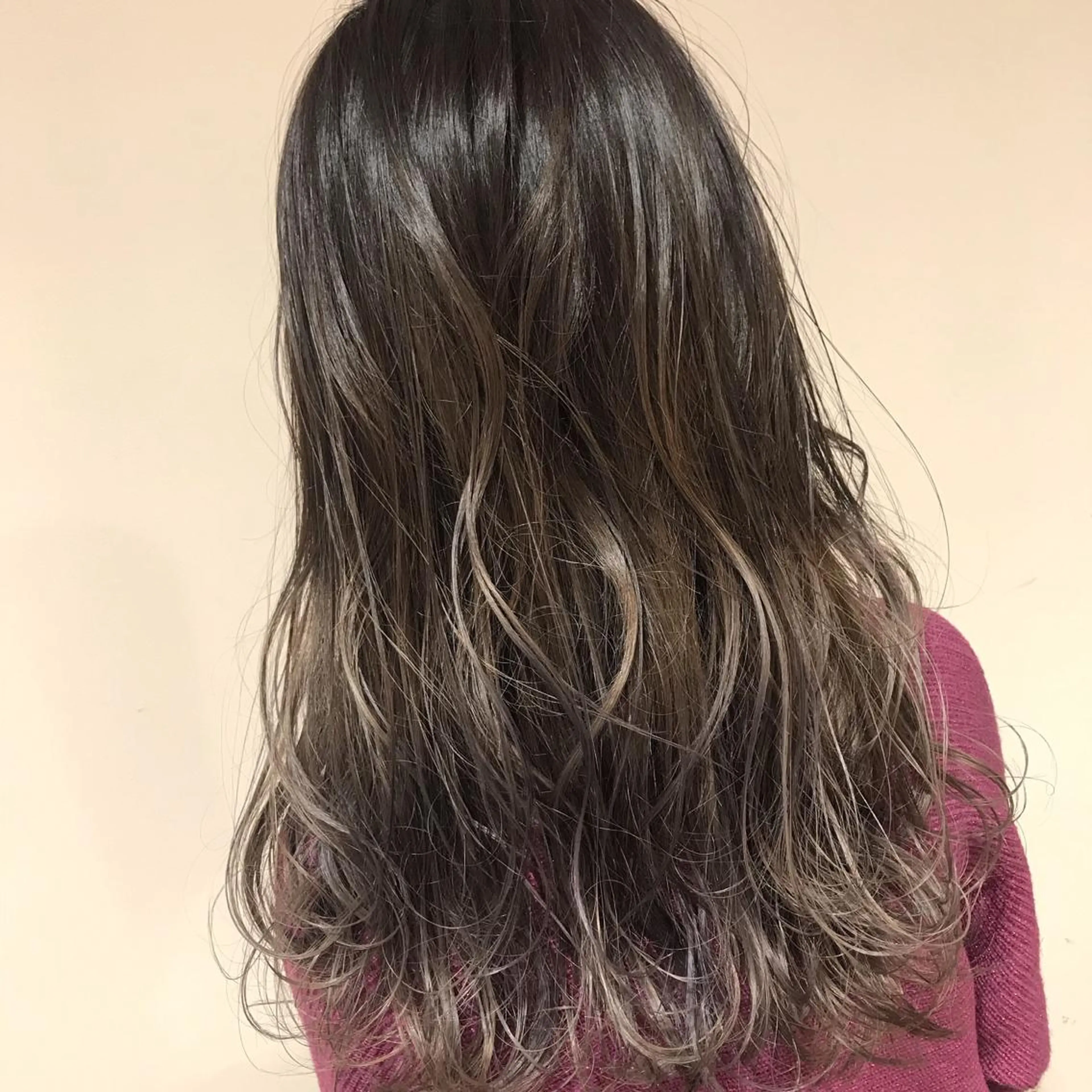 ミディアム カラー アッシュ アッシュグレー アッシュグレージュ バレイヤージュ ブリーチ AMI Hair  supply所属・髪質改善カラー 韓国風レイヤーのヘアスタイル