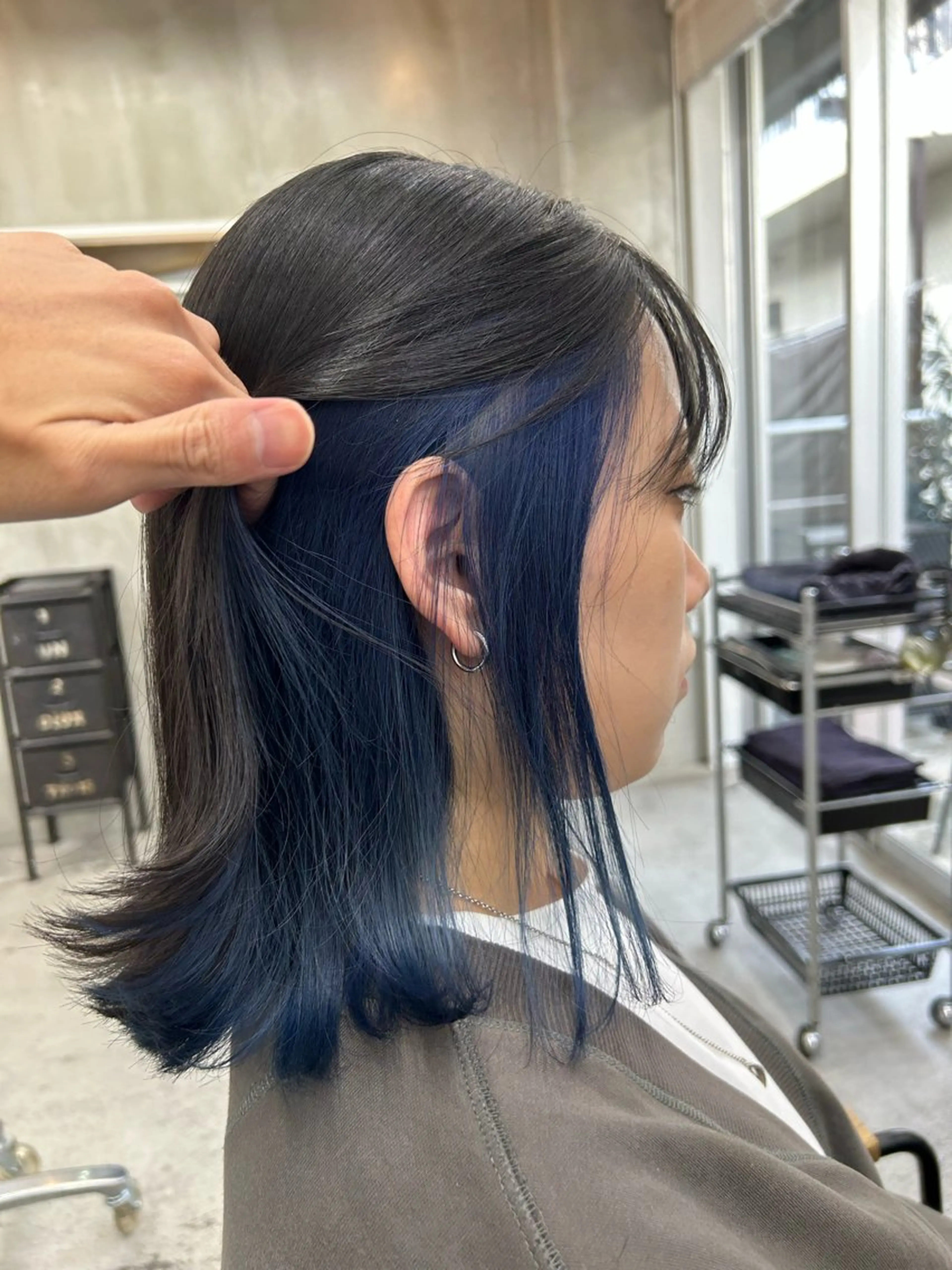 セミロング カラー ブルーカラー イヤリングカラー インナーカラー ネイビーカラー トリートメント ヘアカラー トリートメント ヘアセット RYOSUKE ハイトーンのヘアスタイル
