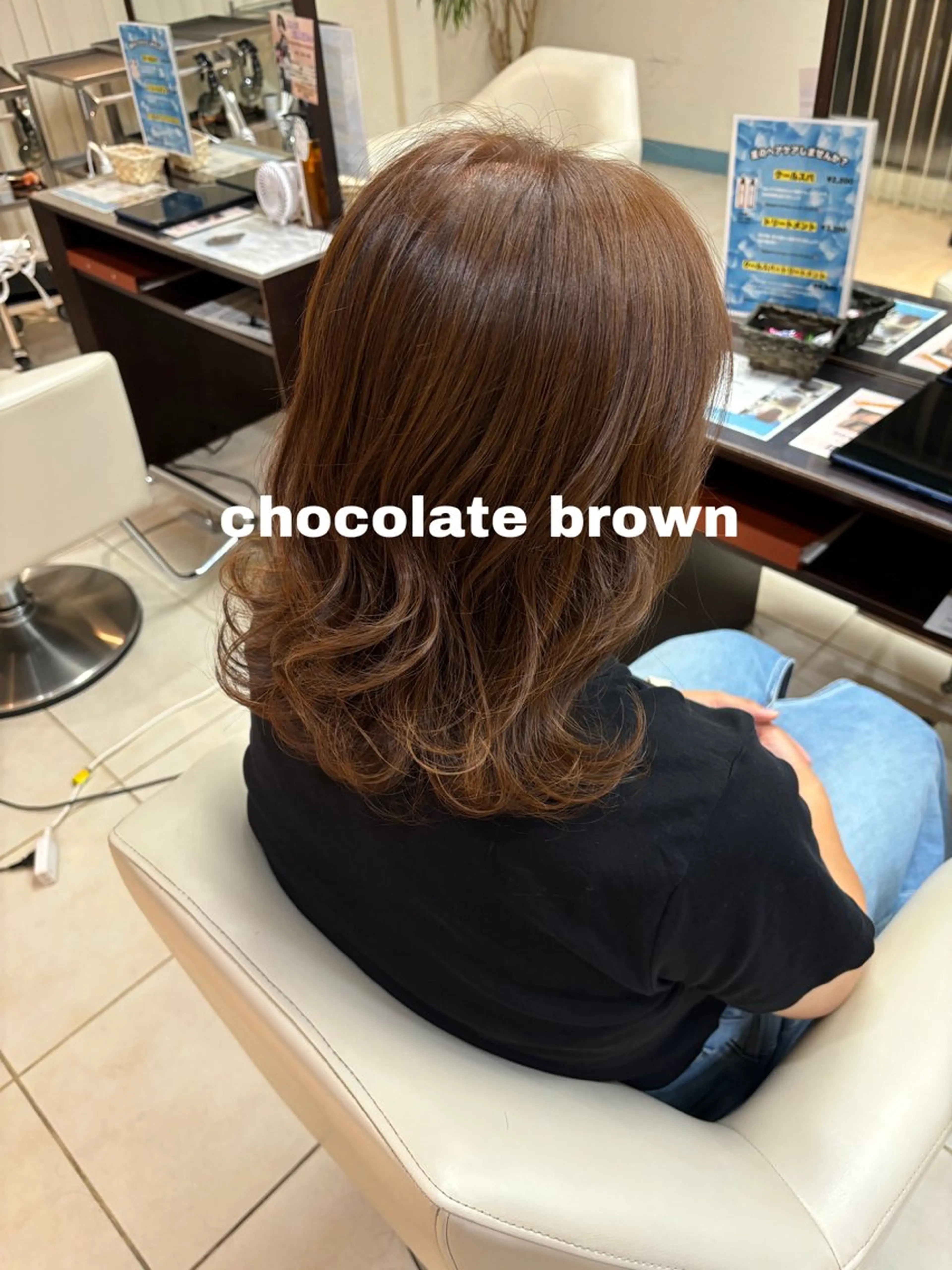 ミディアム カラー 伊藤 杏奈のヘアスタイル