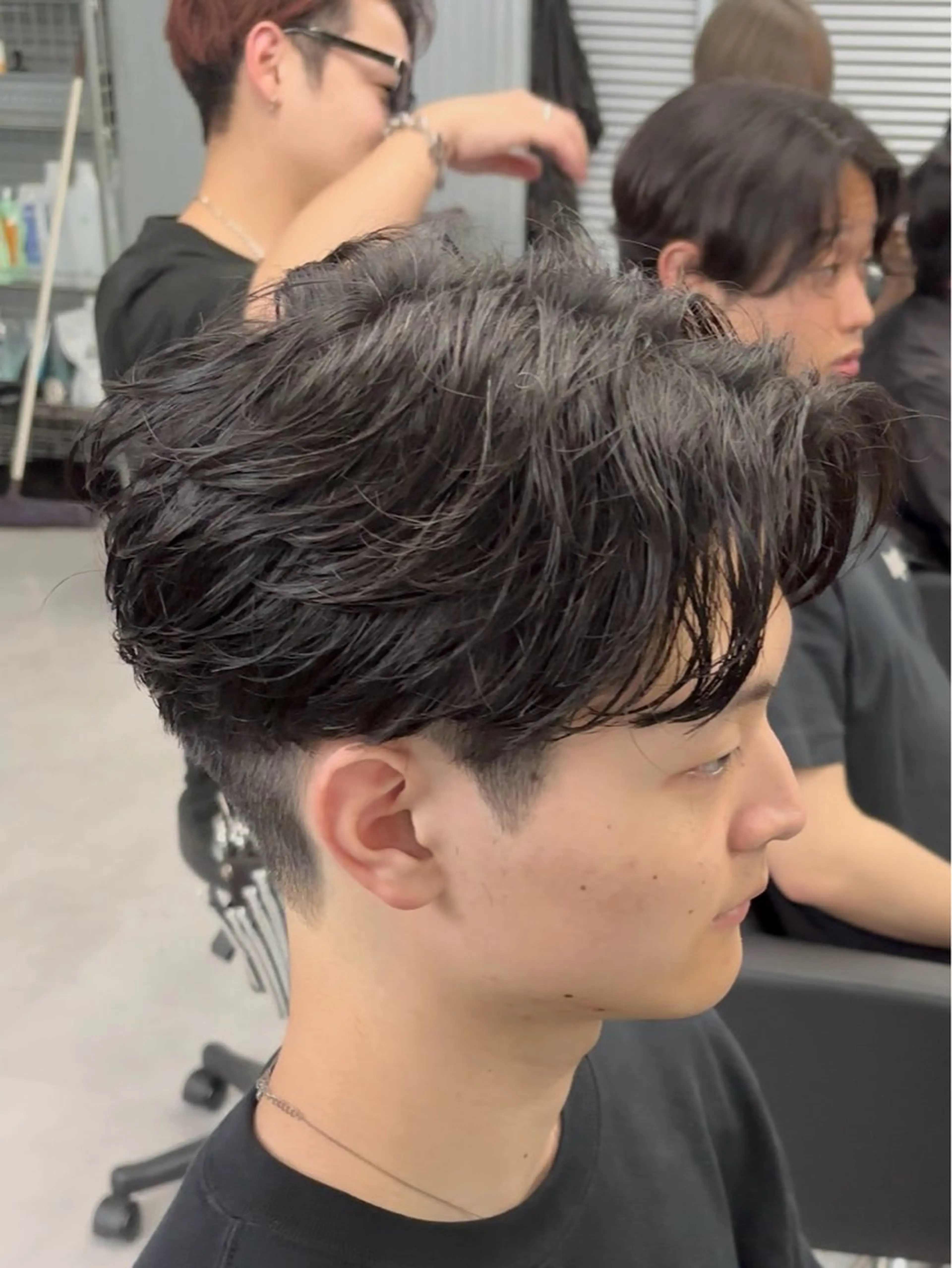 パーマ メンズ フェザーパーマ メンズパーマ ニュアンスパーマ カット パーマ 波巻き/ツイスパ/ 短髪/鈴木俊也のヘアスタイル