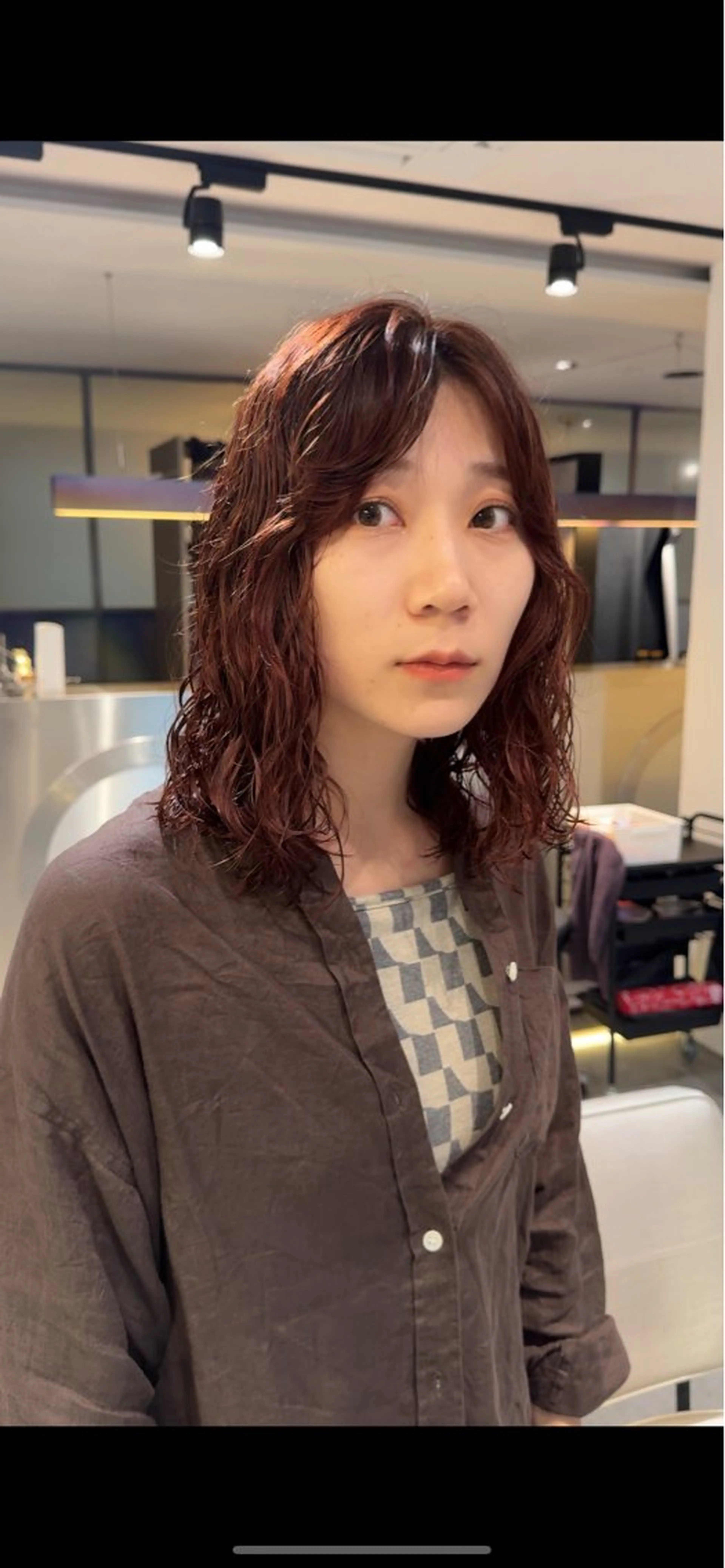 ミディアム カラー パーマ ミディアムパーマ ブラウンカラー レッドカラー レッドブラウン カット ヘアカラー パーマ Qin shaire salon 原宿所属・🌿パーマ/ボブ/ レイヤー/Mikiのヘアスタイル