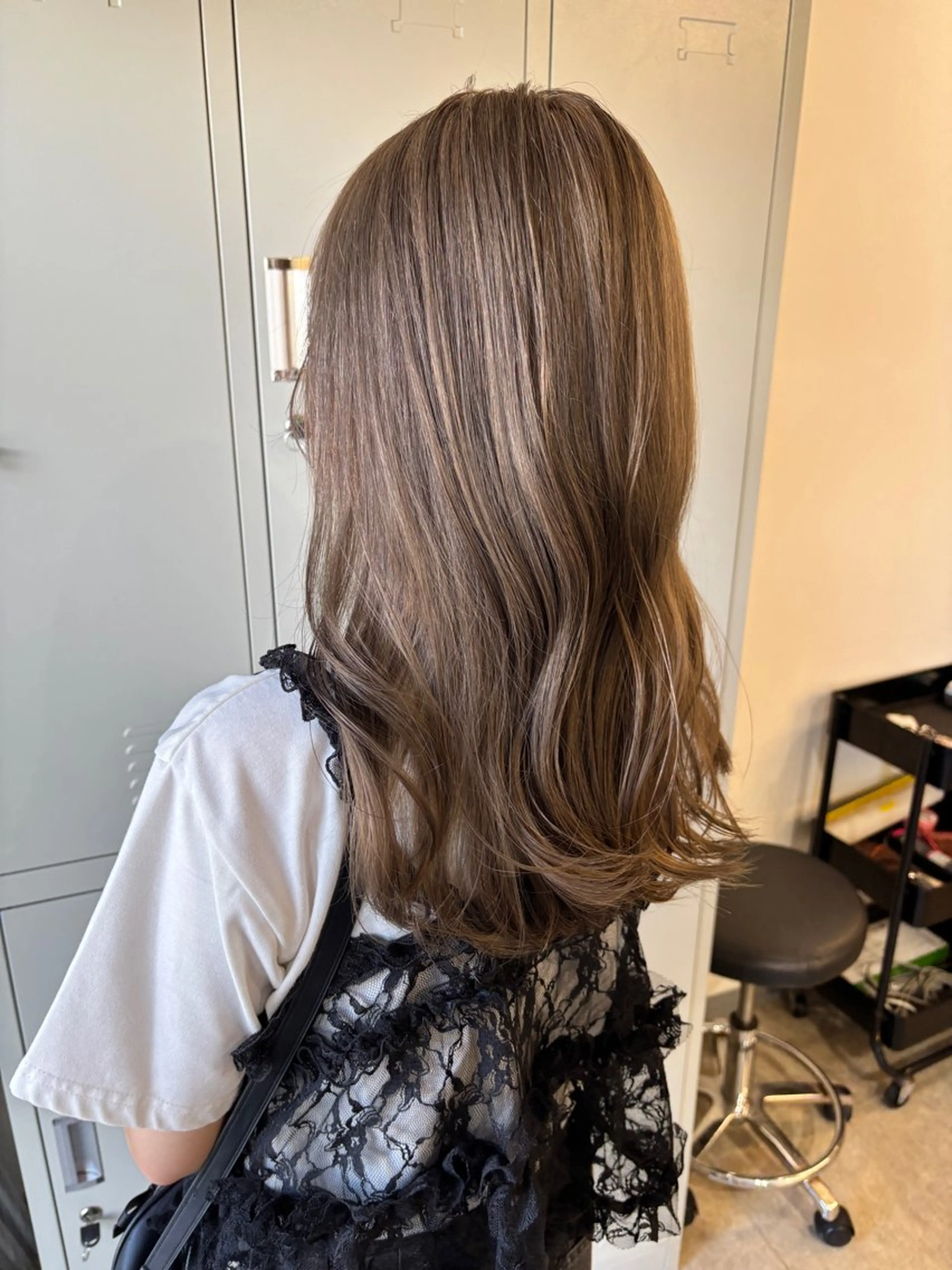 セミロング ブリーチカラー🤍 髪質改善🌟のヘアスタイル