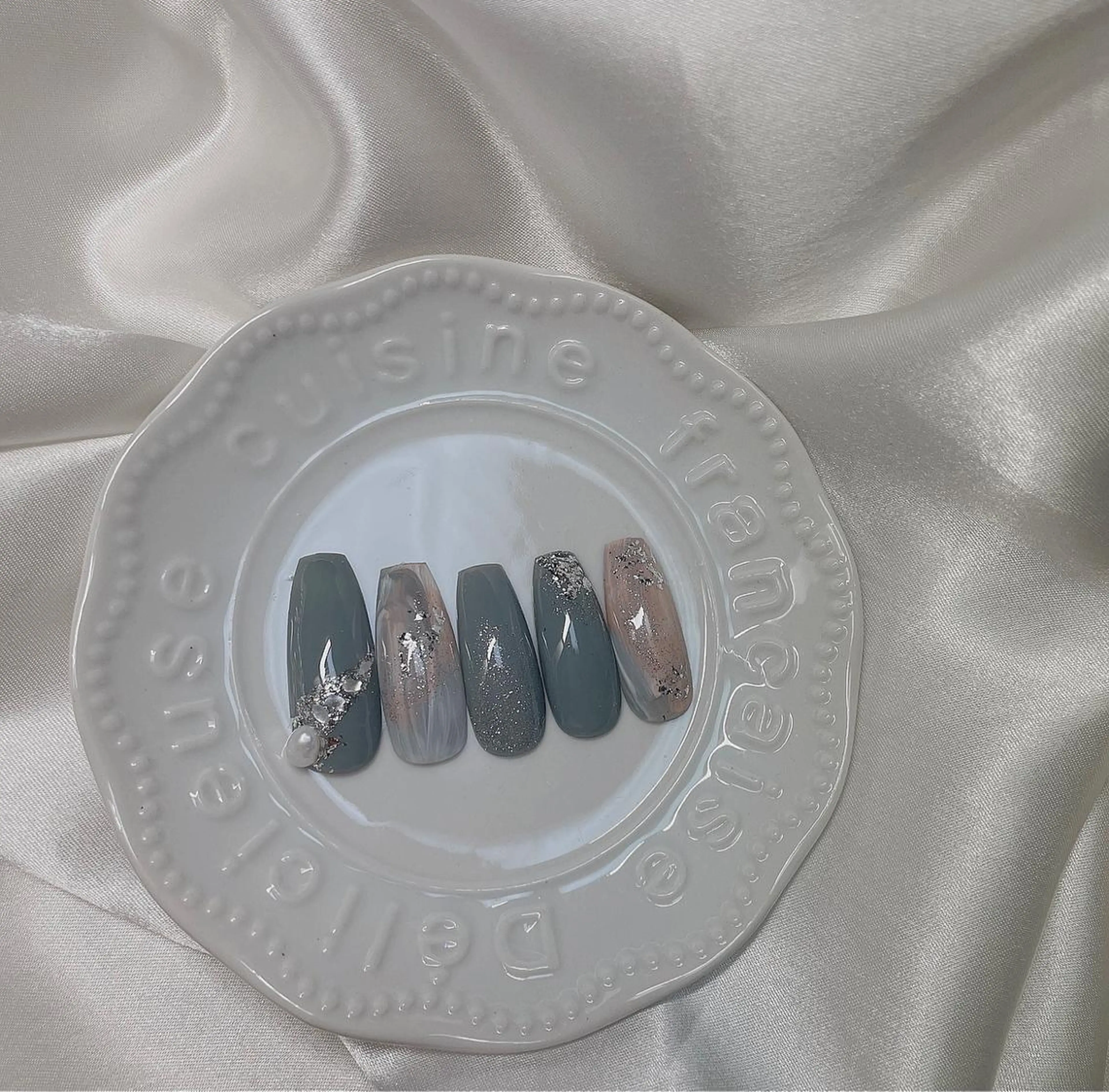 カラー ネイル ラメ(グリッター) 𓂃🦢Aurora Swan🌙𓂃のネイルデザイン