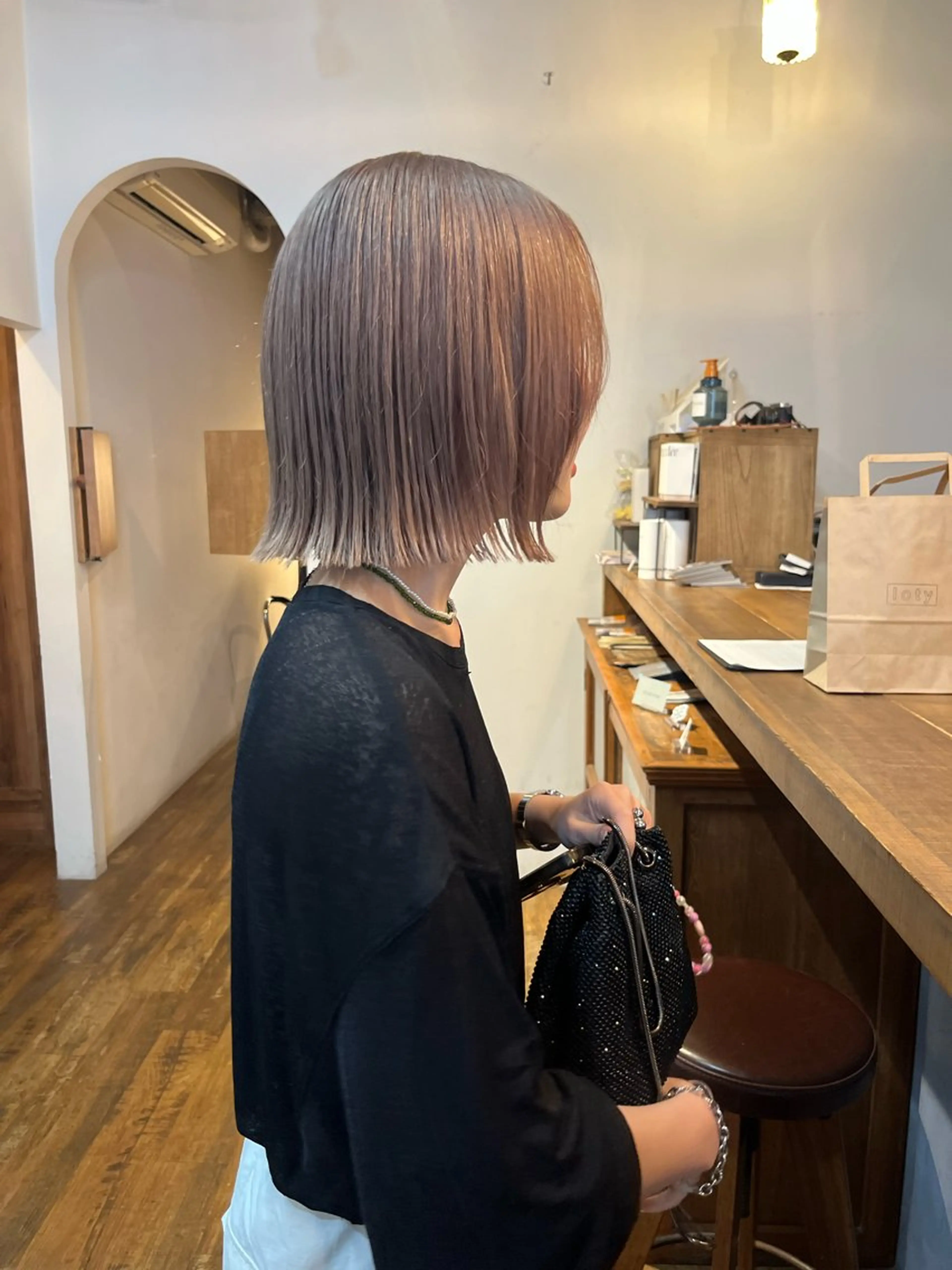 ショート カラー 切りっぱなしボブ ベージュカラー ブリーチ ハイトーンカラー ホワイトベージュ ヘアカラー ケアブリーチ/ボブ/ honoのヘアスタイル