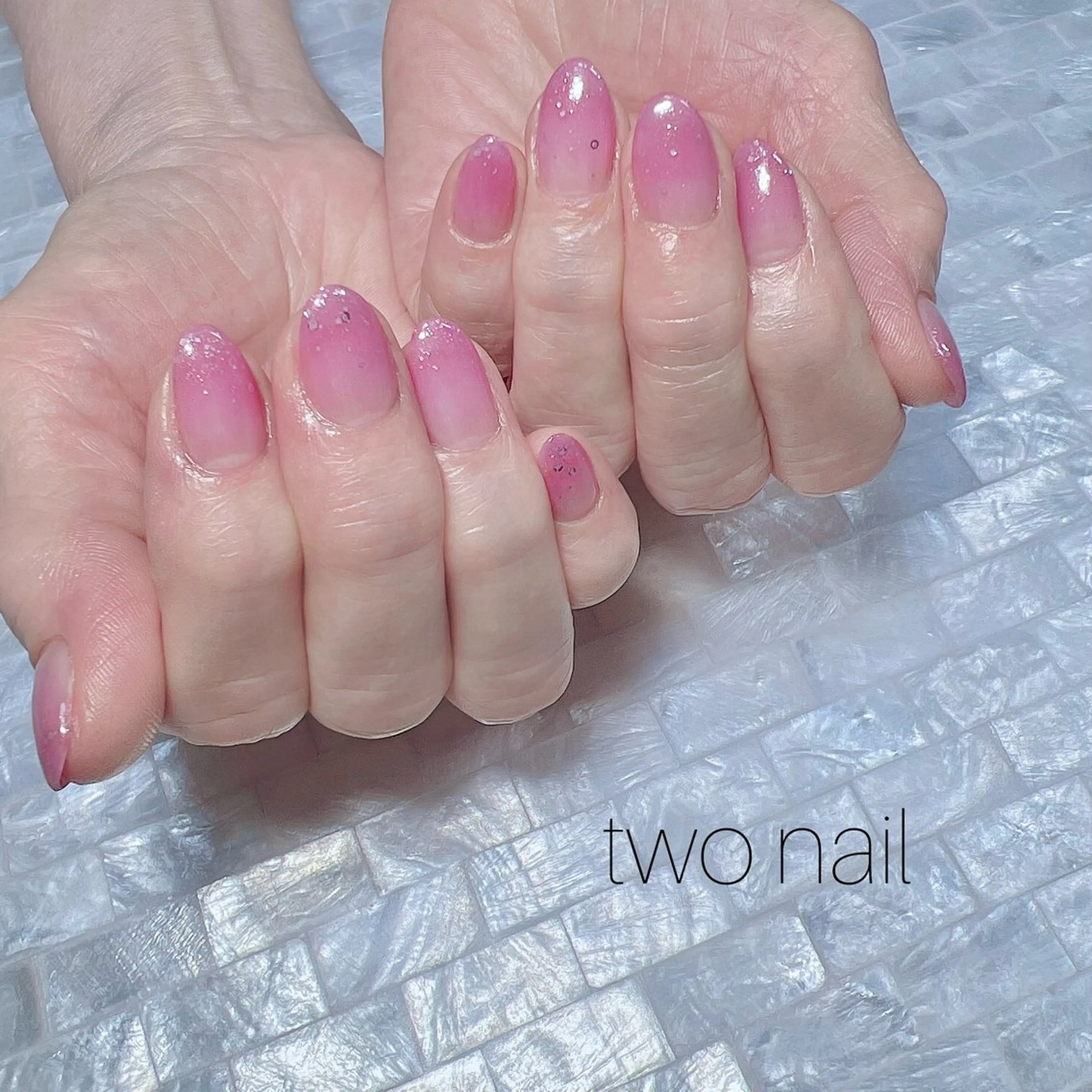 ネイル キラキラネイル ネイルチップ ホワイト ハンドネイル two nailのネイルデザイン