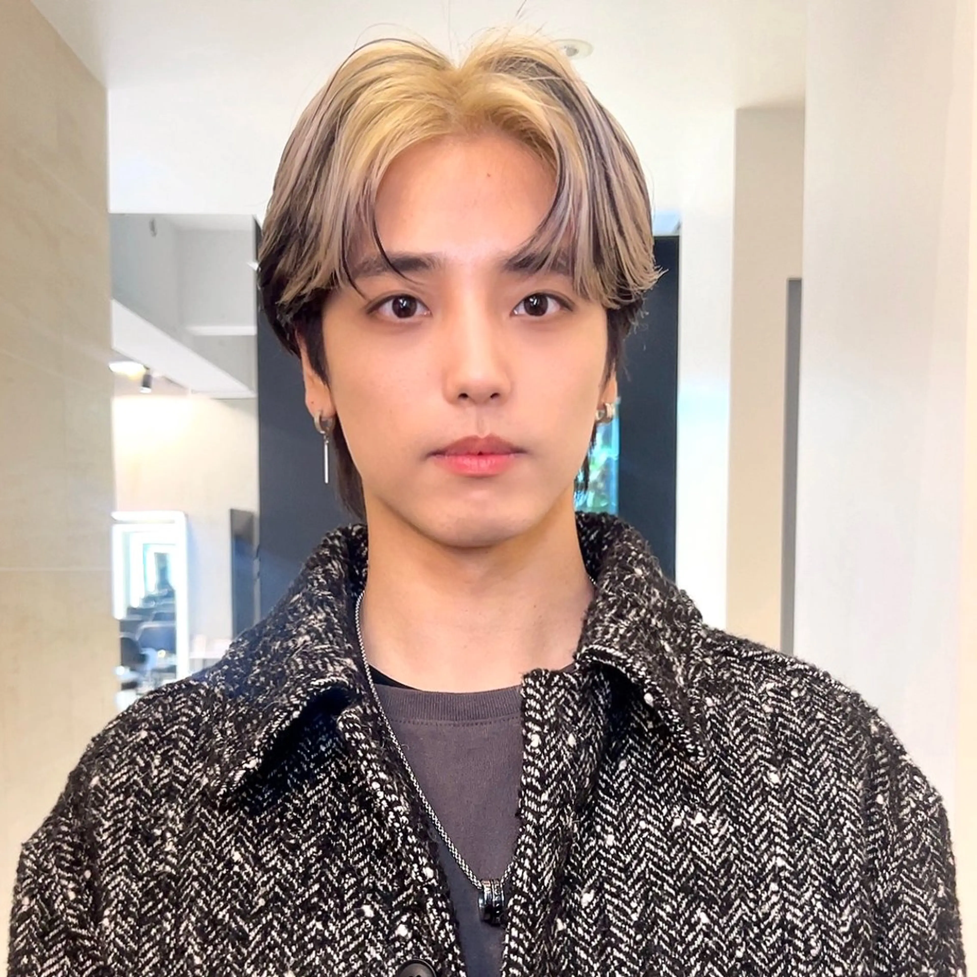 ミディアム カラー メンズ 岡田大志🇰🇷 中/韓メンズヘアのヘアスタイル