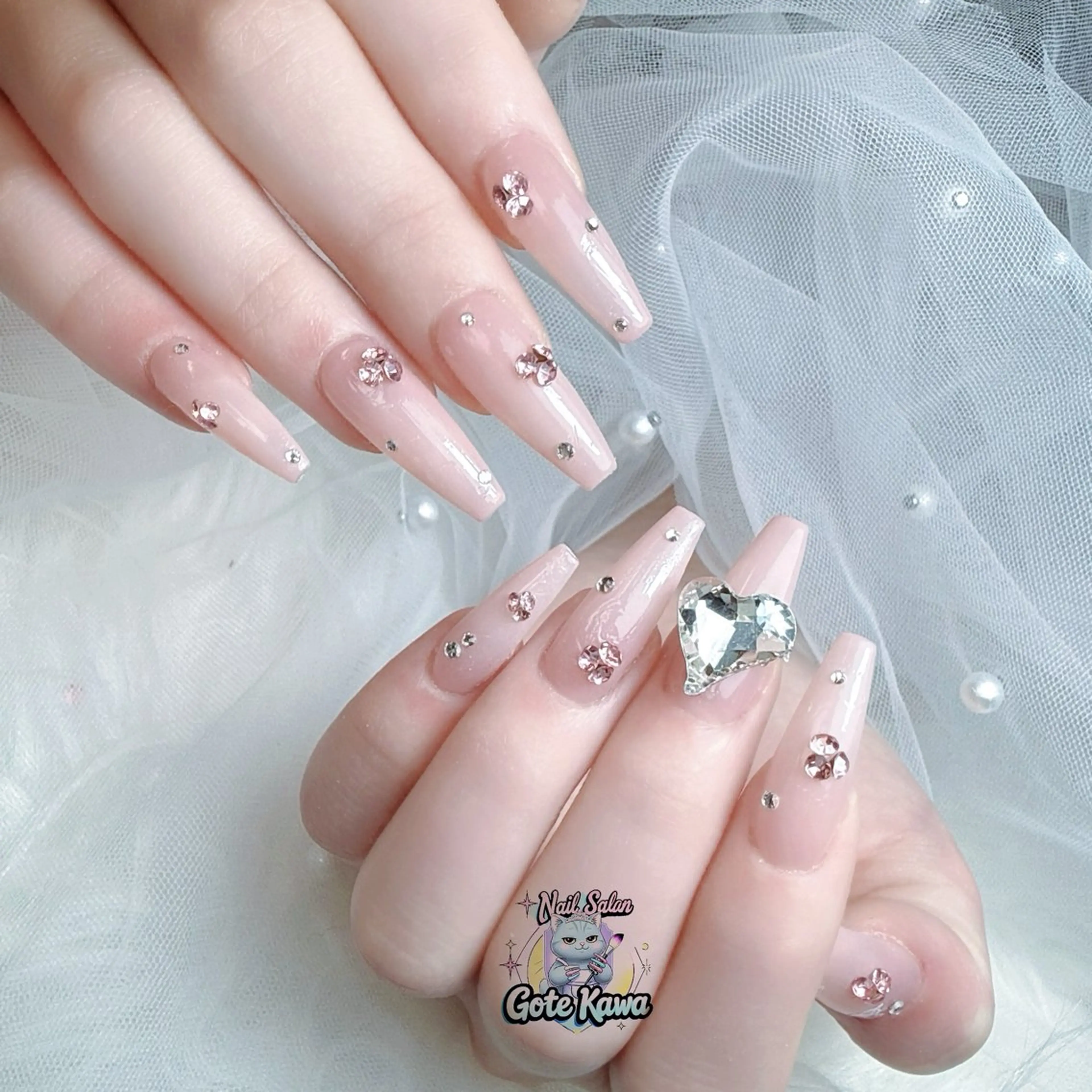 ネイル アートネイル 長さ出し キラキラネイル ピンク リボン ハンドネイル ハンドケア GOTE KAWA Nail Salon(ゴテかわ)所属・Gote Kawa nail salonのネイルデザイン