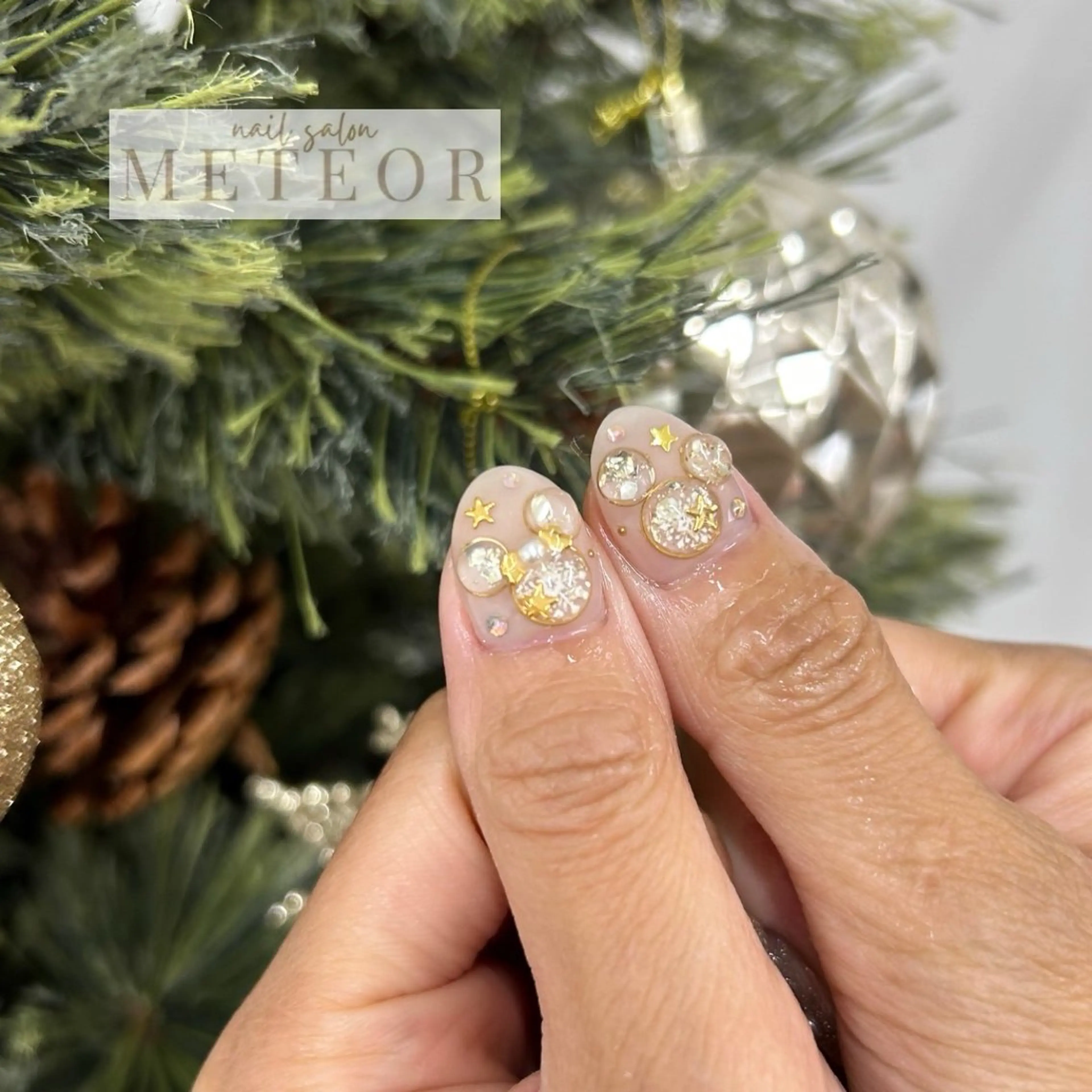 ネイル キラキラネイル ぷっくりネイル 冬ネイル クリスマス ハンドネイル nailsalon meteor所属・METEOR💫 staffのネイルデザイン