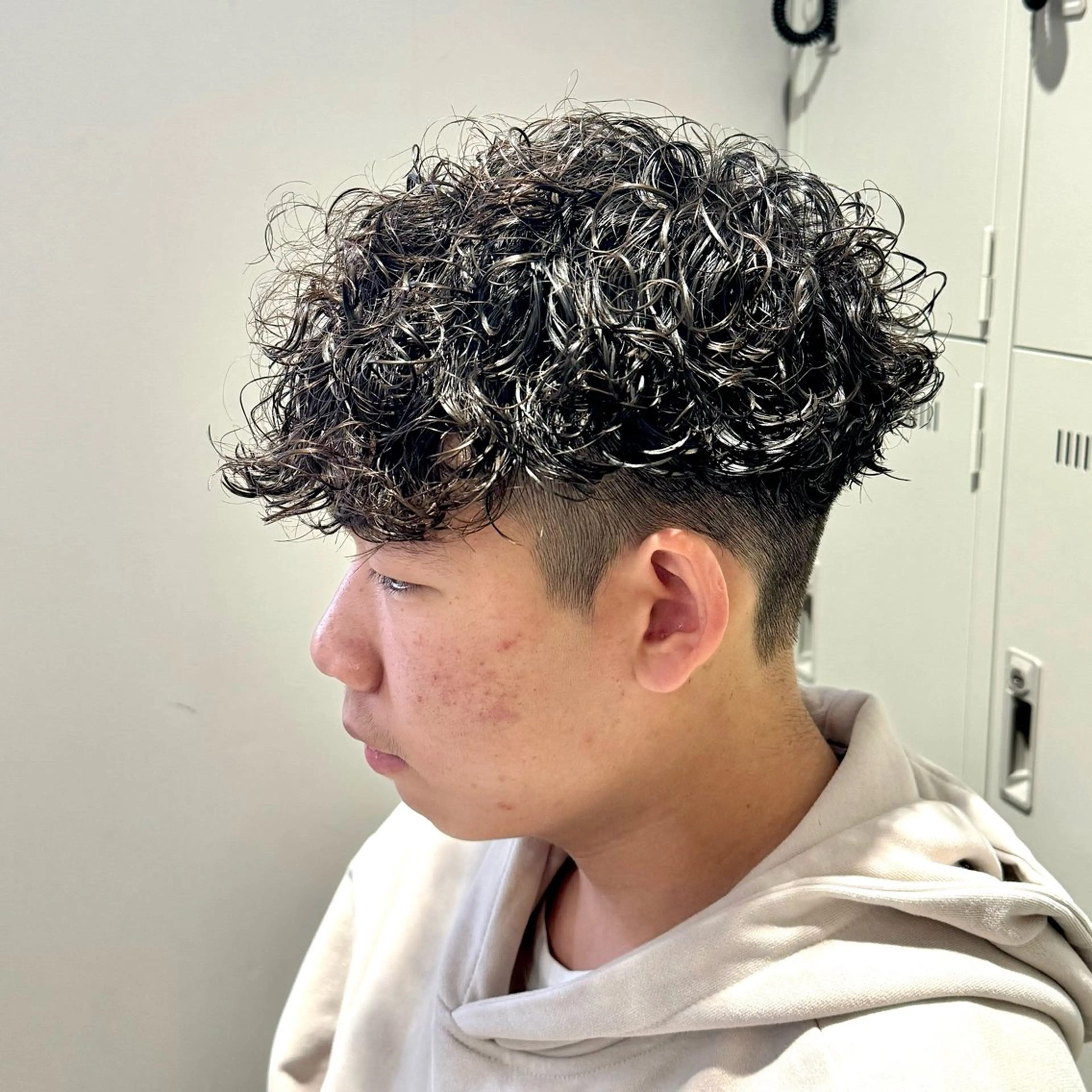 ミディアム パーマ ヘアアレンジ メンズ ミディアムパーマ メンズパーマ プードルパーマ プードルパーマ 顔まわりカット の達人のヘアスタイル
