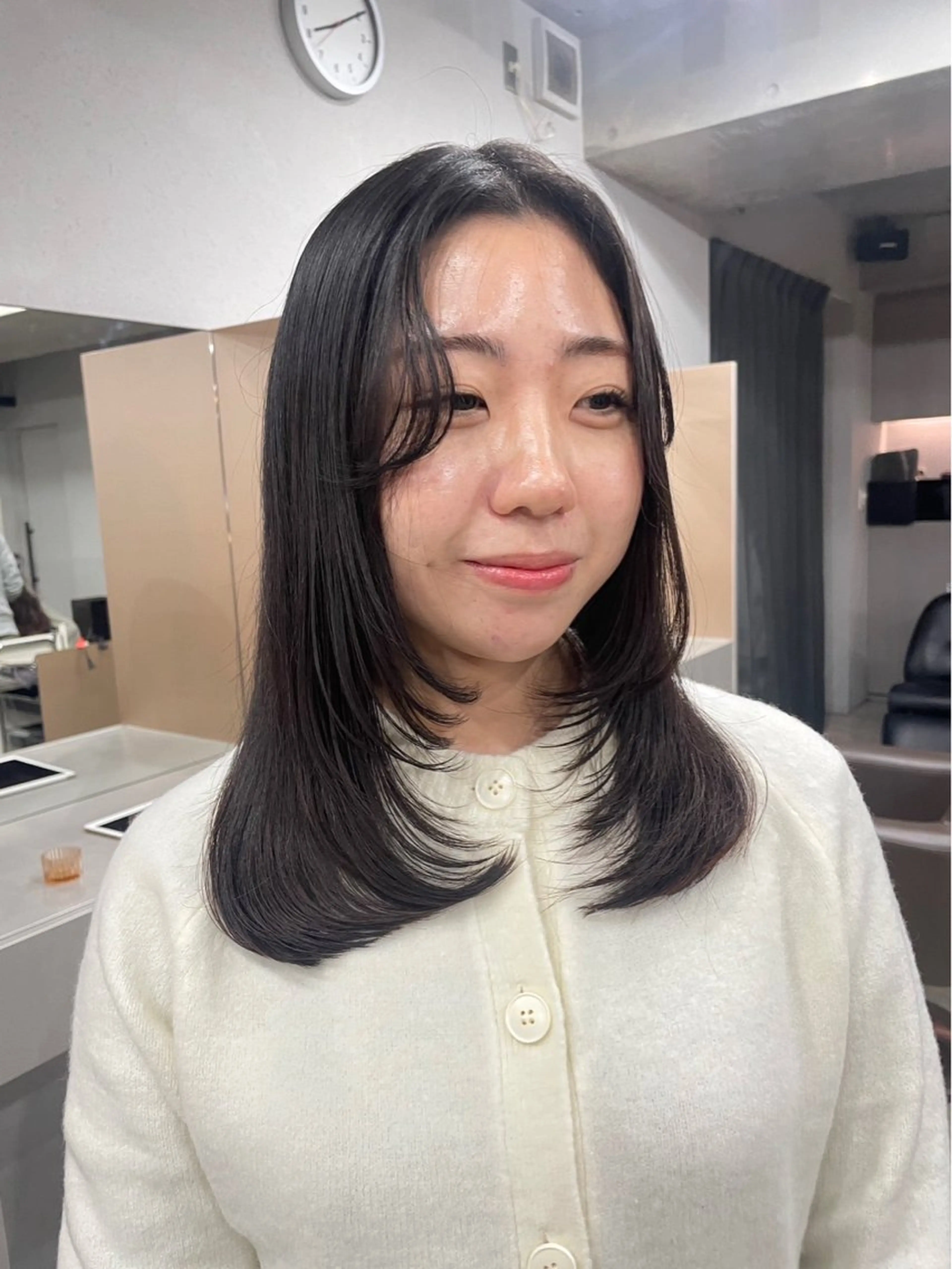 ミディアム カラー 曲がる縮毛矯正 センターパートのヘアスタイル