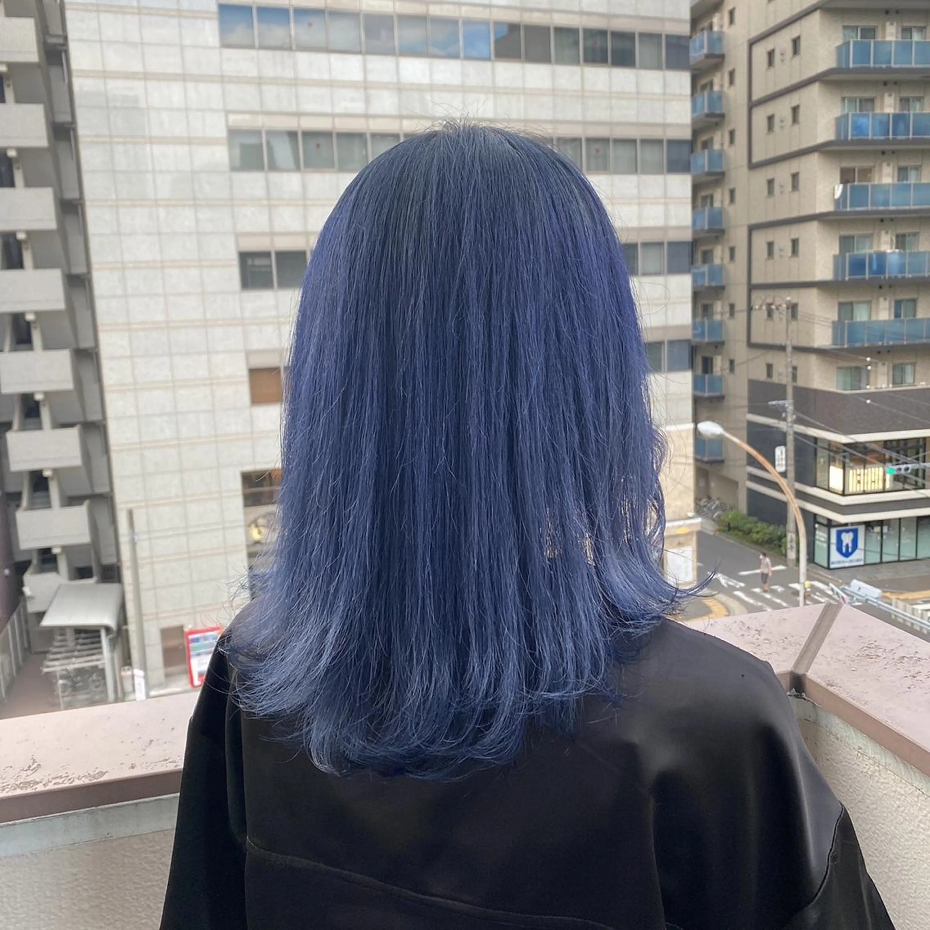 セミロング カラー パーマ ヘアアレンジ メンズ キッズ ネイル マツエク・マツパ ブルーカラー ブルー ヘアカラー トリートメント ヘッドスパ ヘアセット スパイキー/フェザー /波巻き/かいとのヘアスタイル
