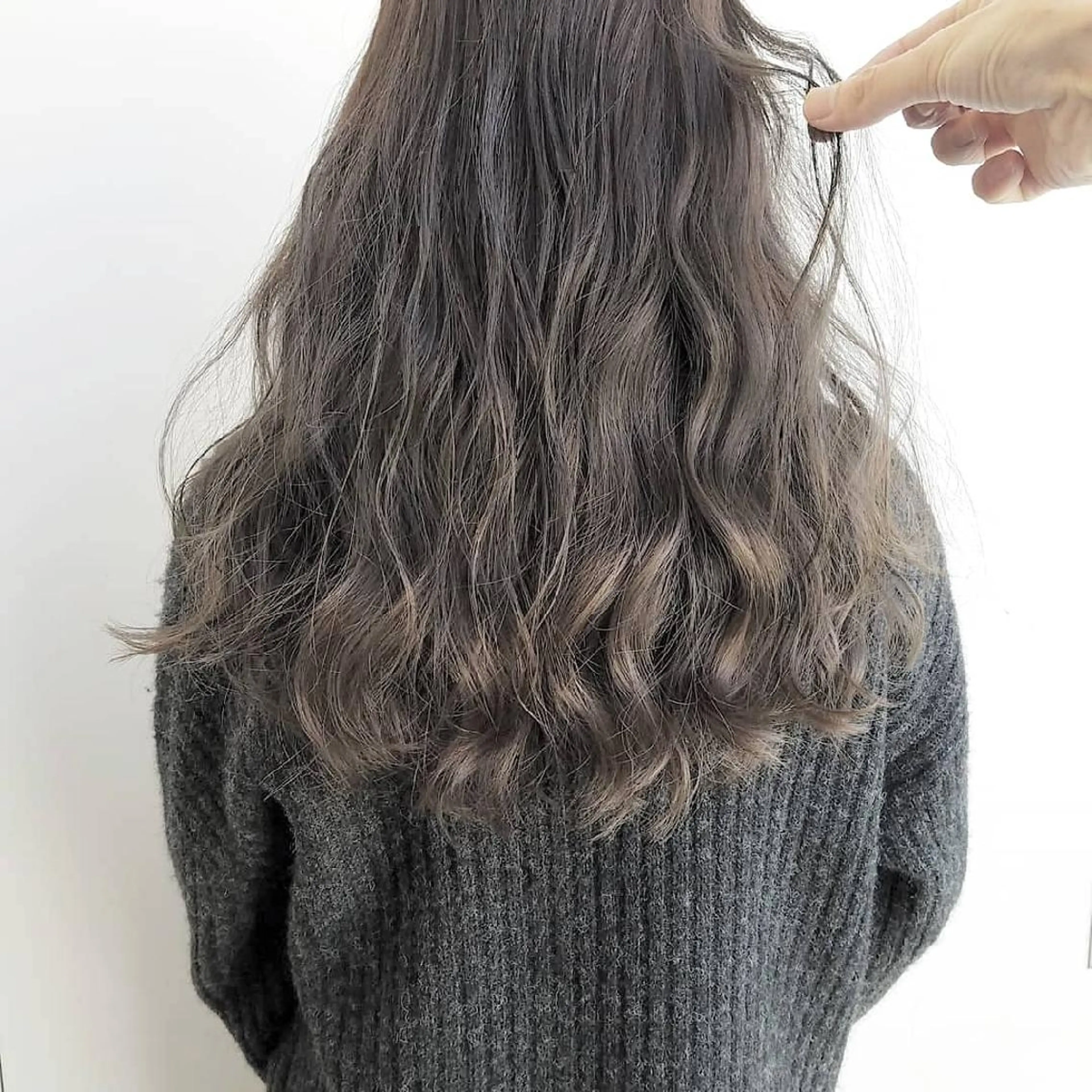 ミディアム カラー パーマ ネイル ヘアアレンジ マツエク・マツパ グレージュ iplus まつげ、眉毛、耳つぼのマツエク・マツパデザイン