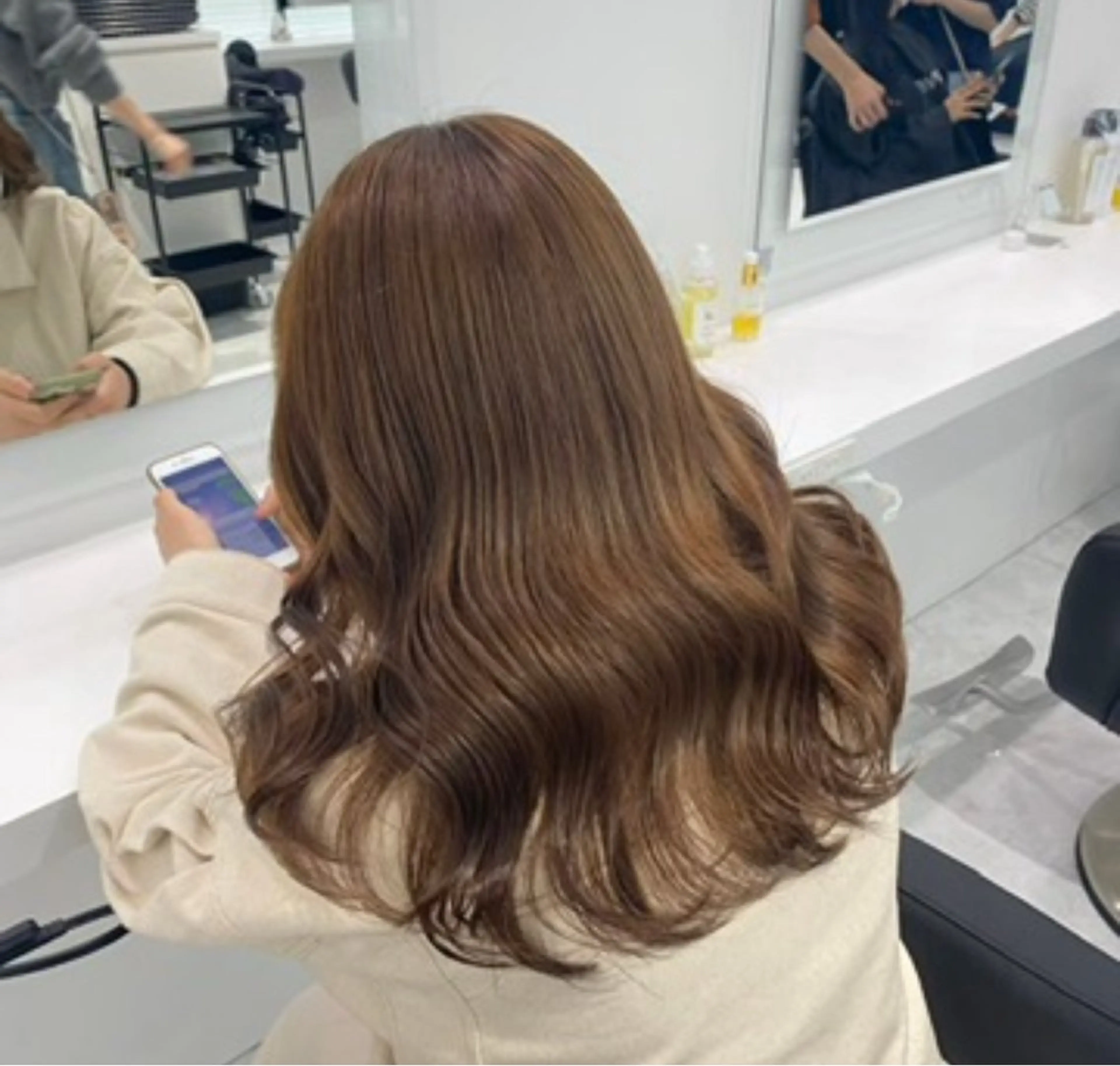 セミロング カラー ヘアアレンジ ベージュカラー ヘアカラー 🩵ダメージレス艶感 ハイトーン🩷のヘアスタイル