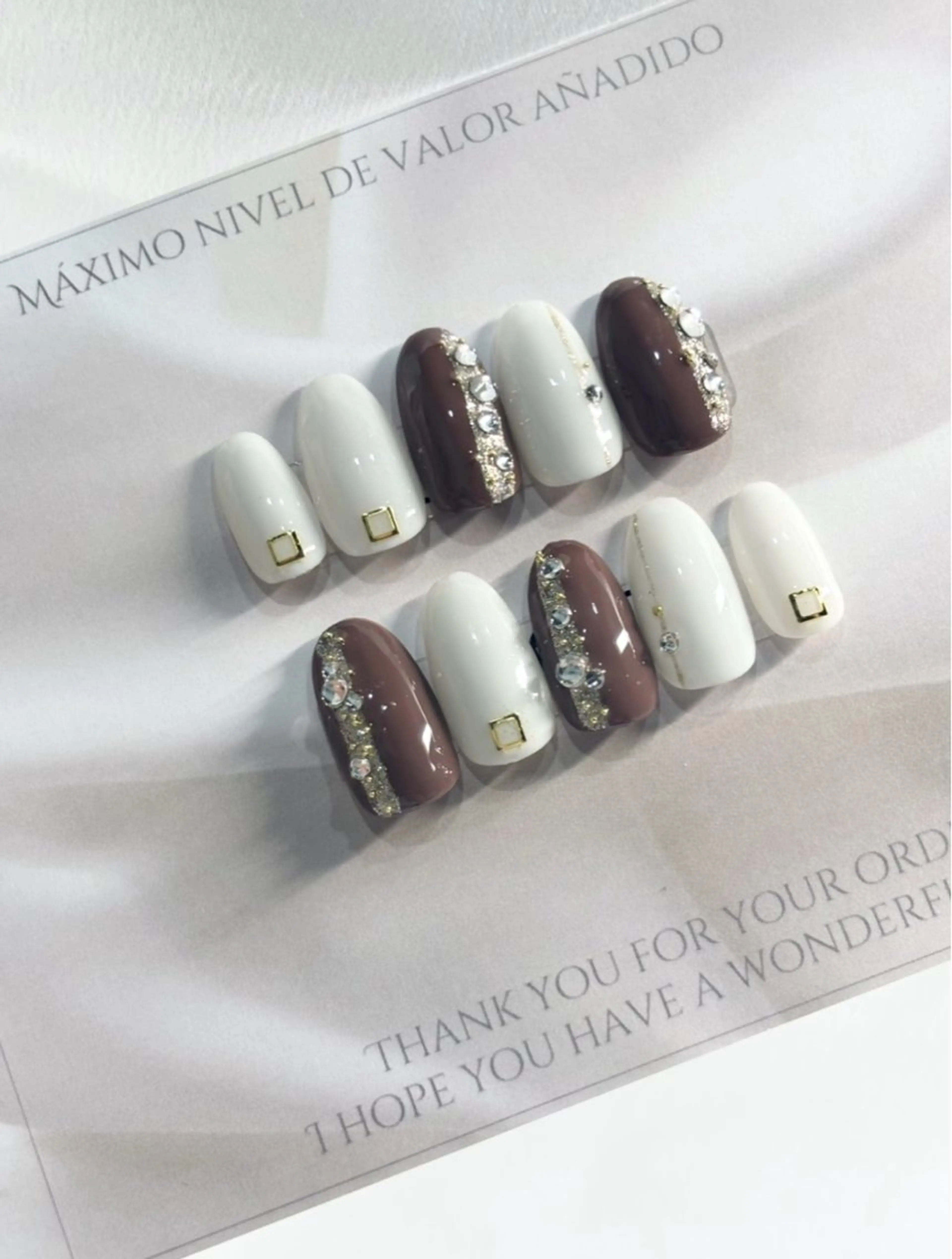 ネイル ブラウン ホワイト ハンドネイル マキシモ 坂上のネイルデザイン