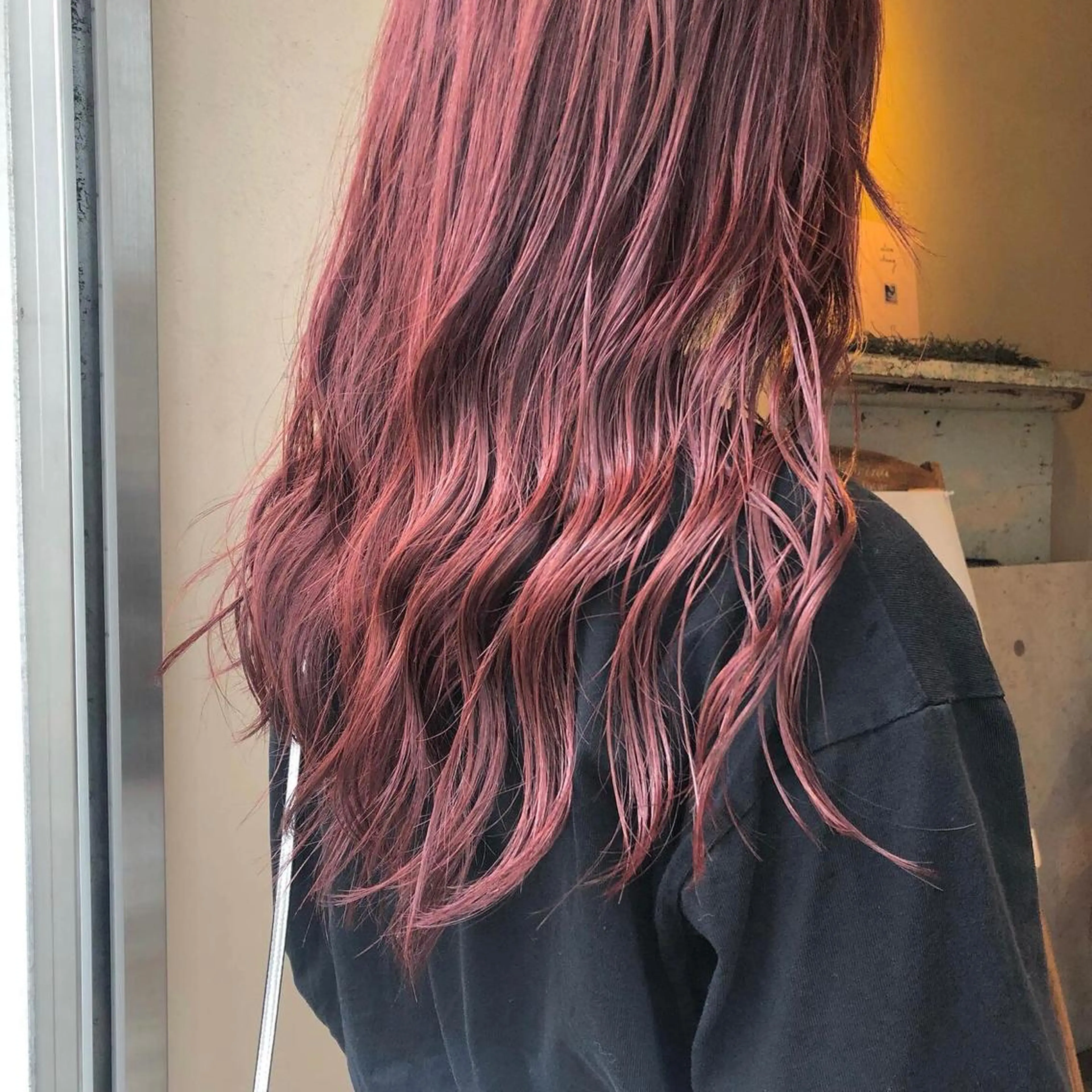 ロング カラー ブリーチ レッドカラー ，comma momoka🪄のヘアスタイル