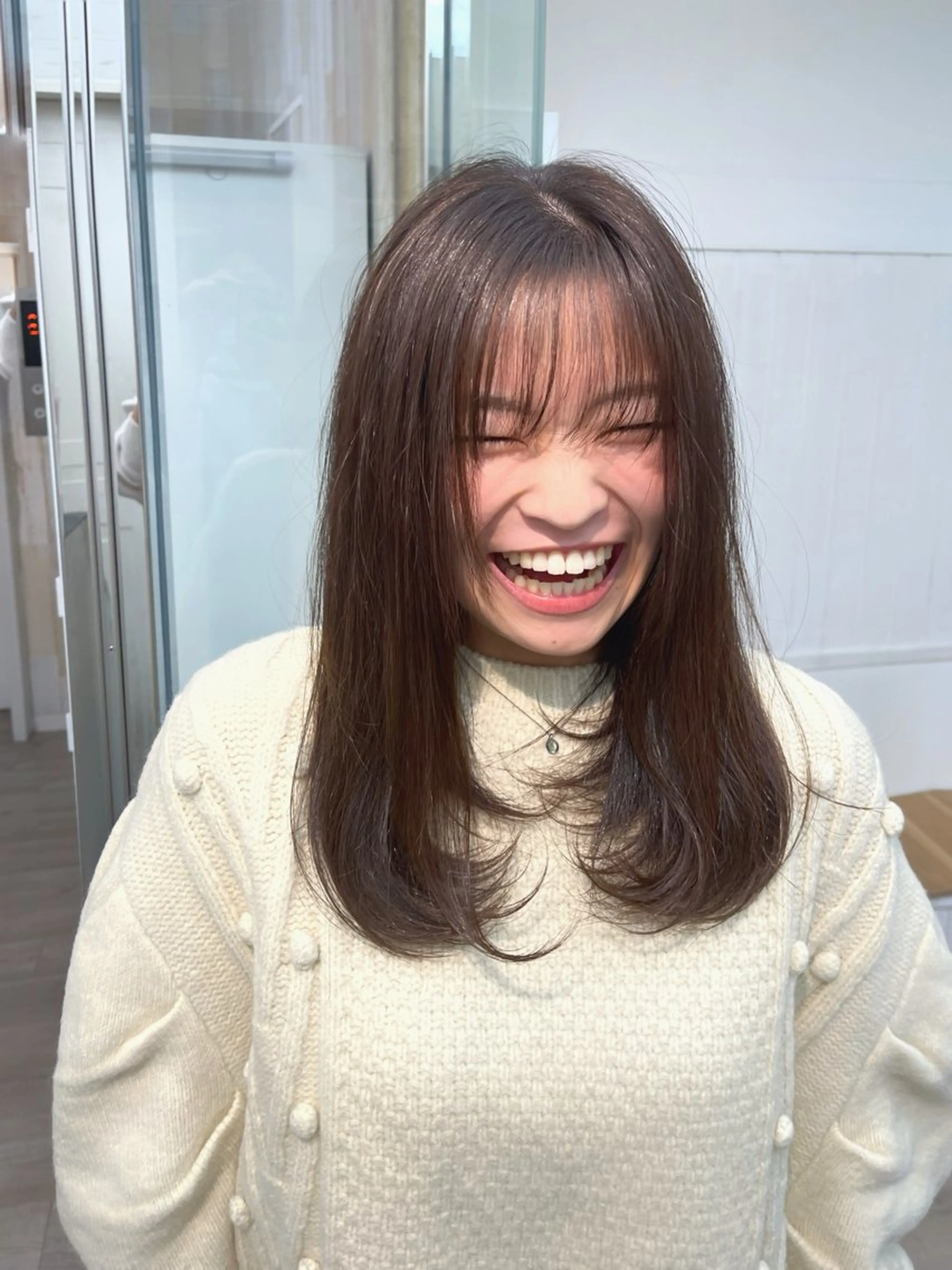 ミディアム カラー パーマ ヘアアレンジ 透明感カラー レイヤーカット 小顔カット トリートメント カット ヘアカラー トリートメント ヘッドスパ ヘアセット ®️レイヤー/透明感 カラー/星野六三四のヘアスタイル