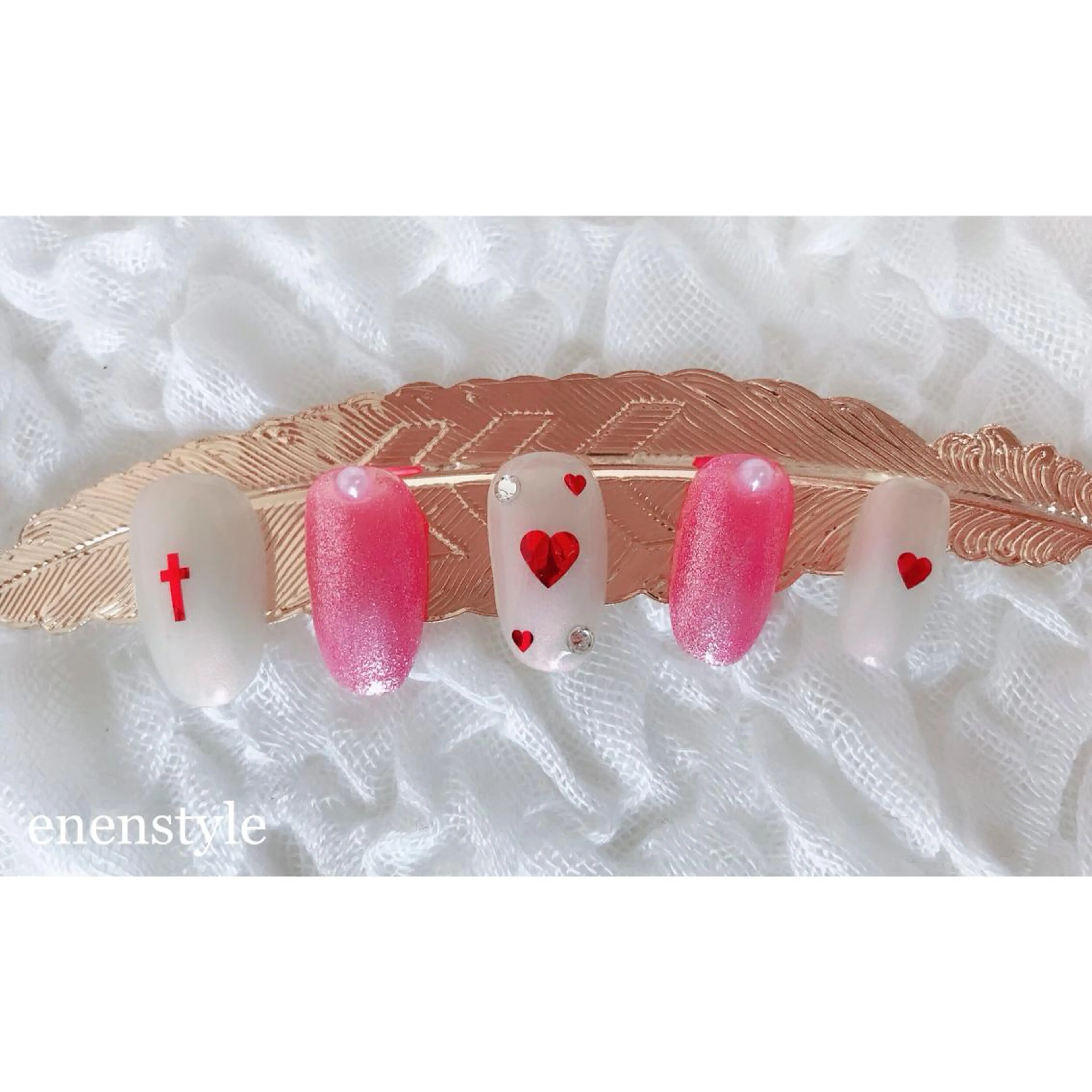 ショート ネイル ジェルネイル ハート ラメ(グリッター) ニュアンスネイル ピンク ハンドネイル 👑enen style👑のネイルデザイン