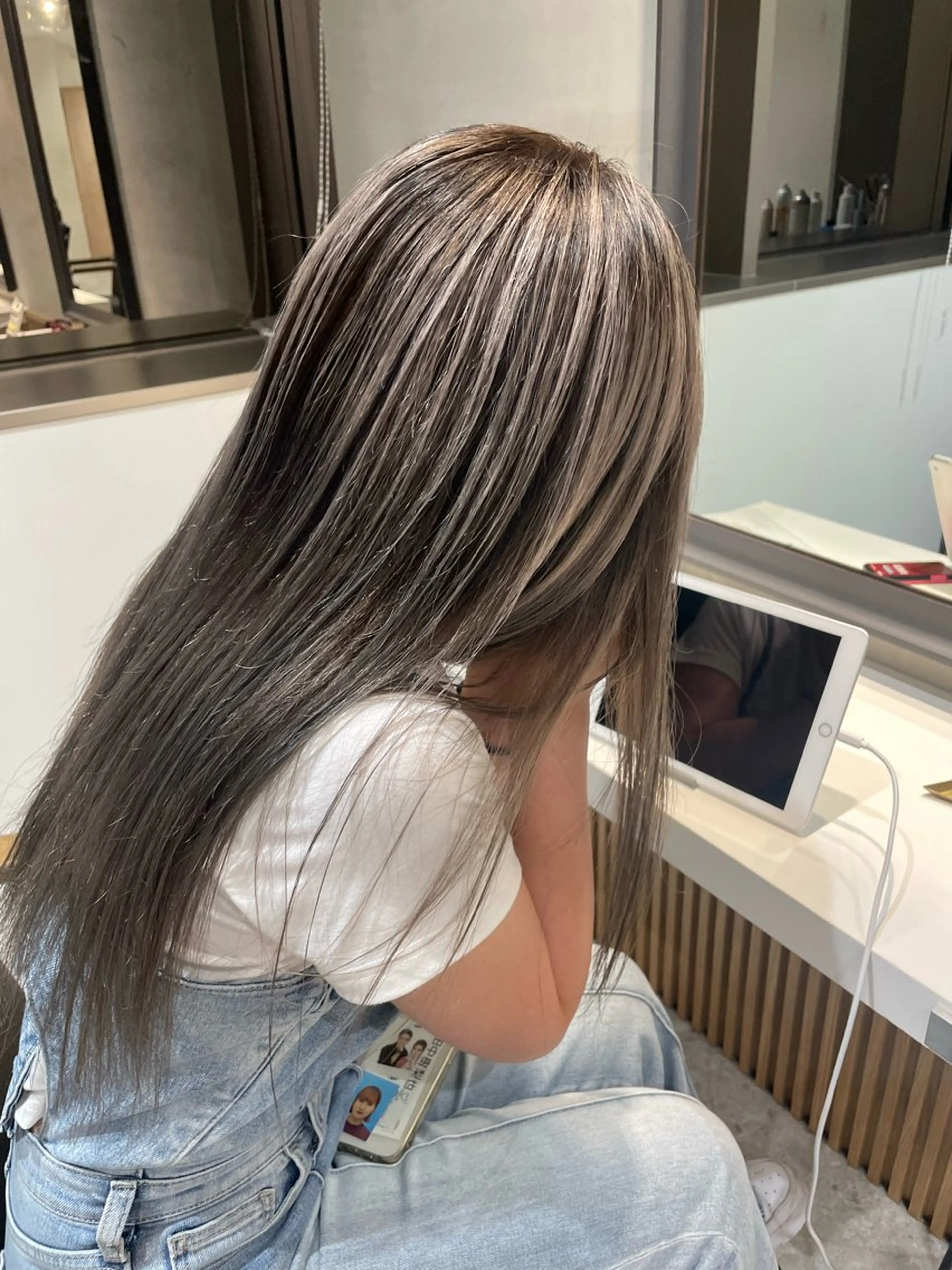 セミロング ハイトーンヘア れおん🌙のヘアスタイル