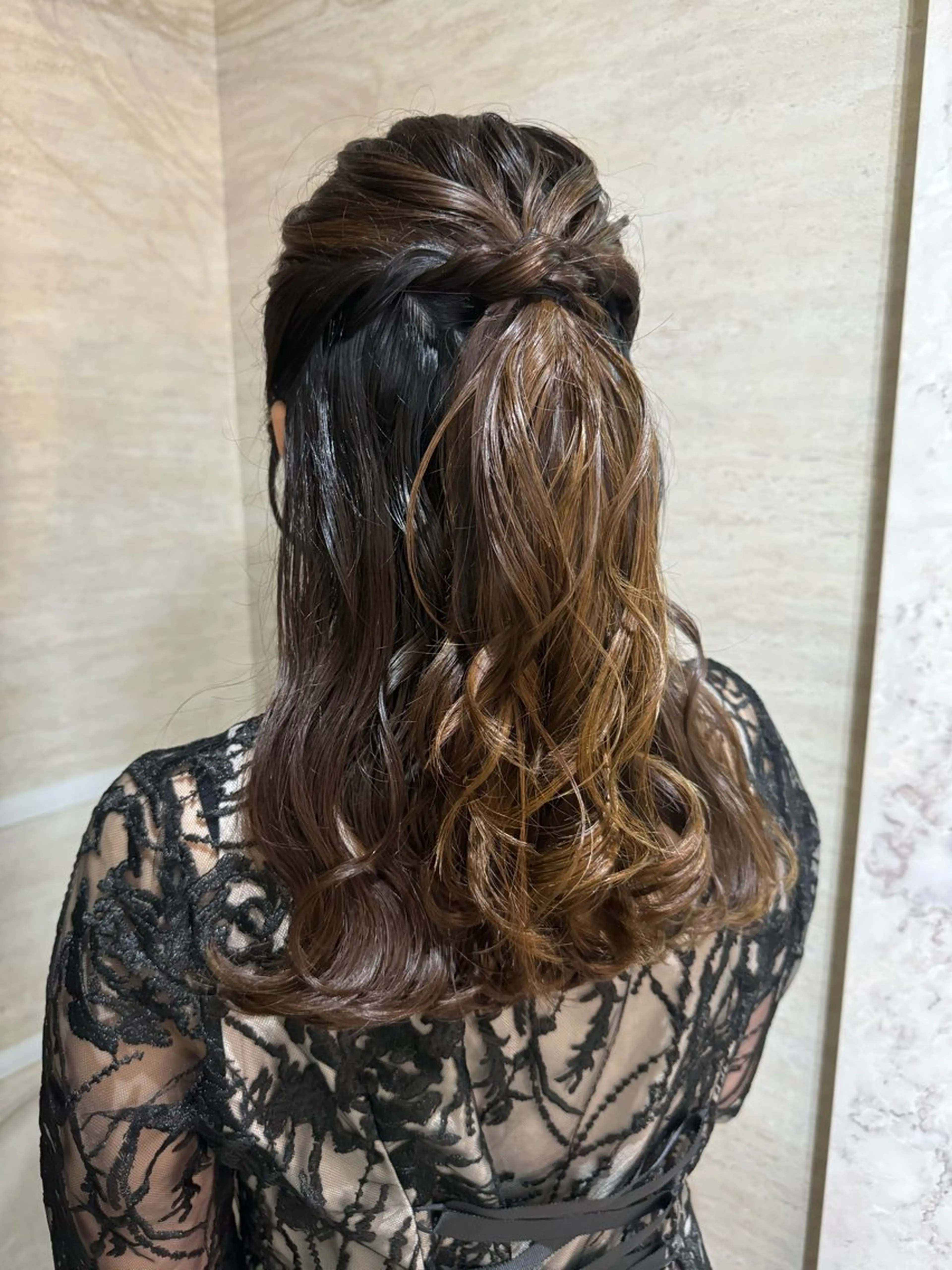 ヘアアレンジ ハーフアップ 結婚式・ブライダル 髪飾り ヘアセット 🩶mana🩶艶髪 /カラーオンカラーのヘアスタイル