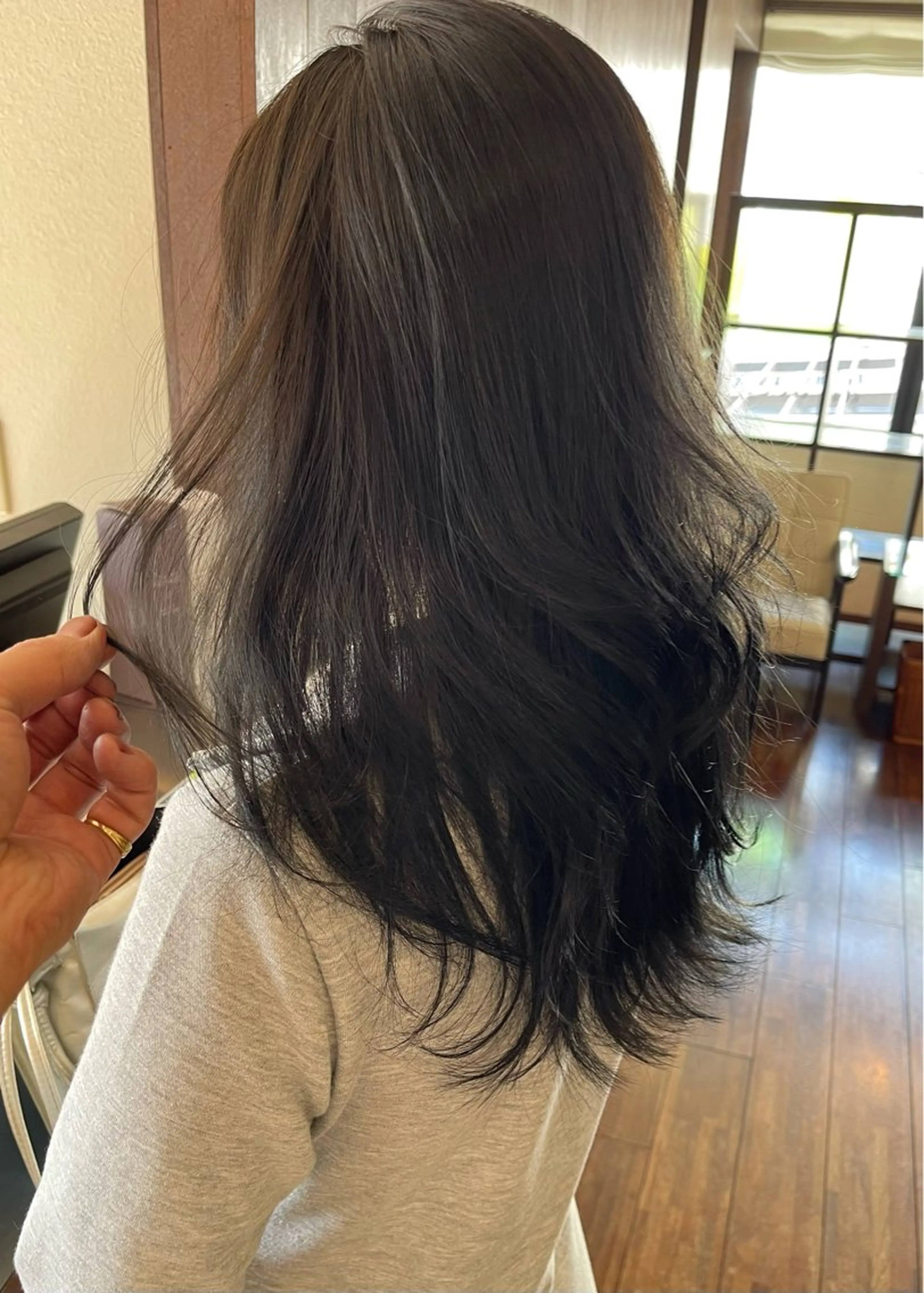 ミディアム カラー ブリーチ ブルーカラー ブルーグレー ダブルカラー ブリーチなしカラー ヘアカラー トリートメント 髪質改善ｶﾗｰ ｹｱﾌﾞﾘｰﾁ/ﾀﾑのヘアスタイル