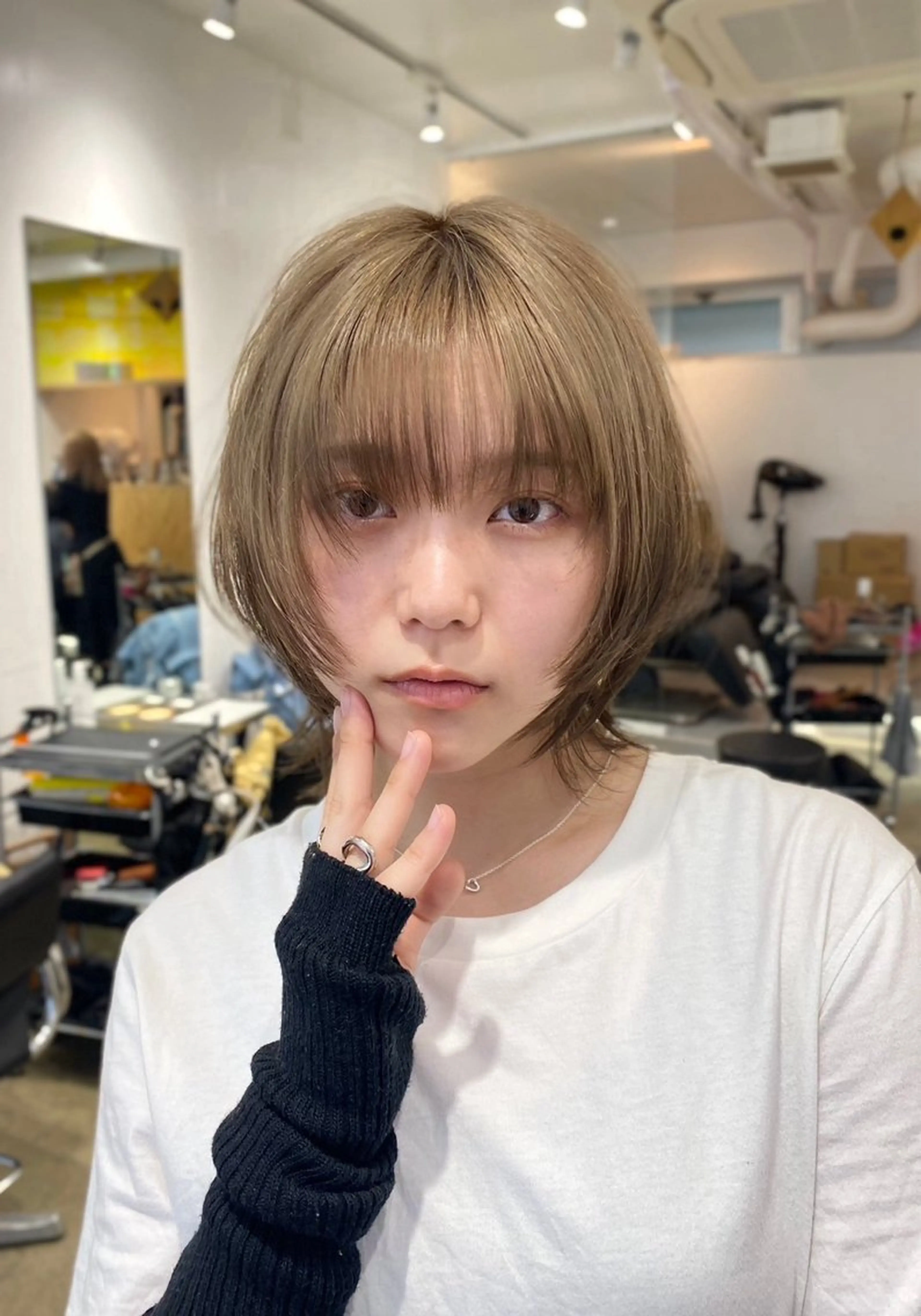 ミディアム カラー ベージュカラー ミルクティーベージュ 小顔カット ウルフカット SALOWIN新宿三丁目【サロウィン】所属・レイヤー🔶髪質改善 🔶透明感カラー青木のヘアスタイル