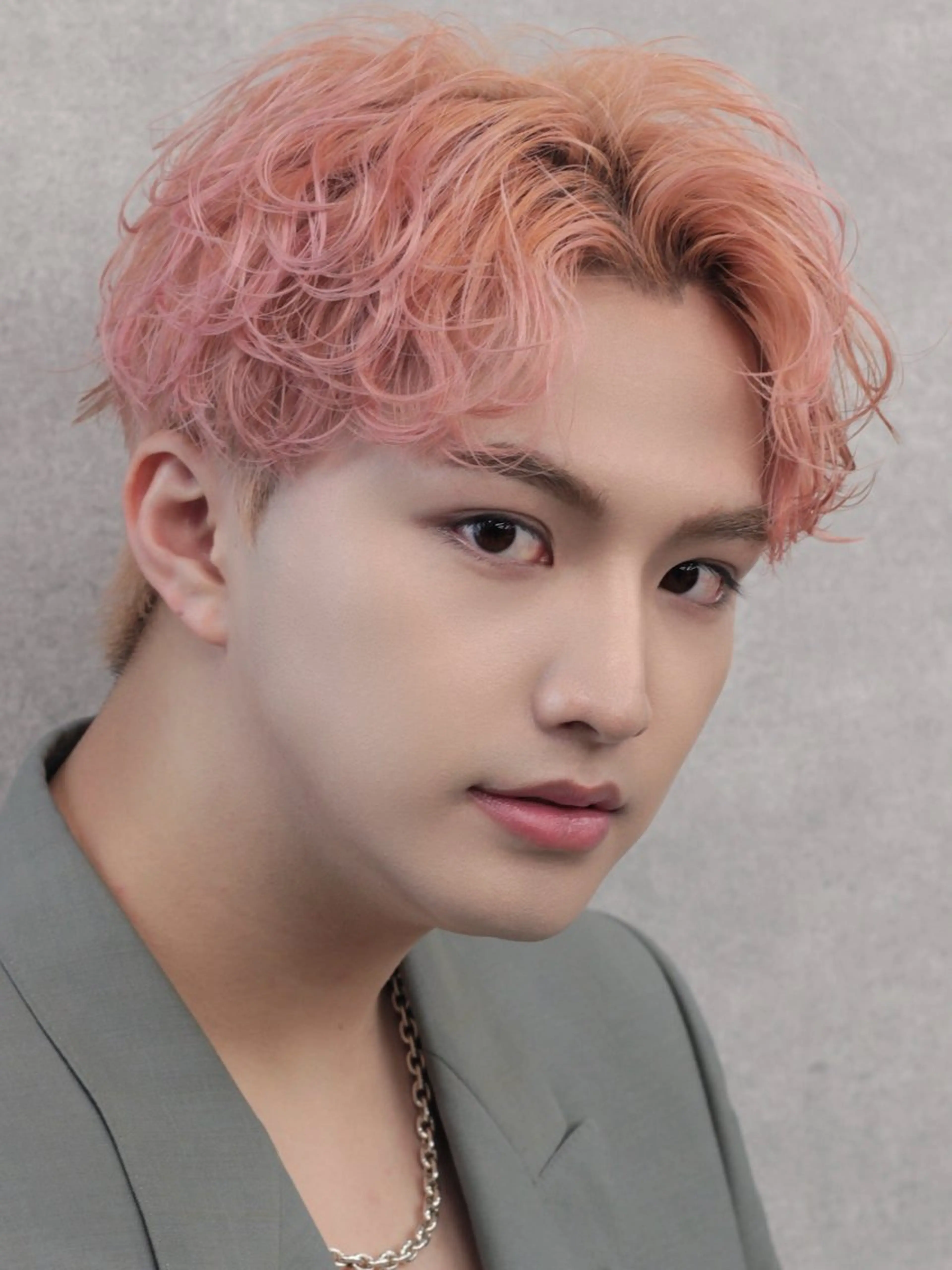 ショート カラー パーマ ヘアアレンジ メンズ メンズブリーチ センターパート メンズハイライト メンズハイトーン マッシュ カット ヘアカラー パーマ トリートメント ヘッドスパ ヘアセット スパイキー/フェザー /波巻き/かいとのヘアスタイル