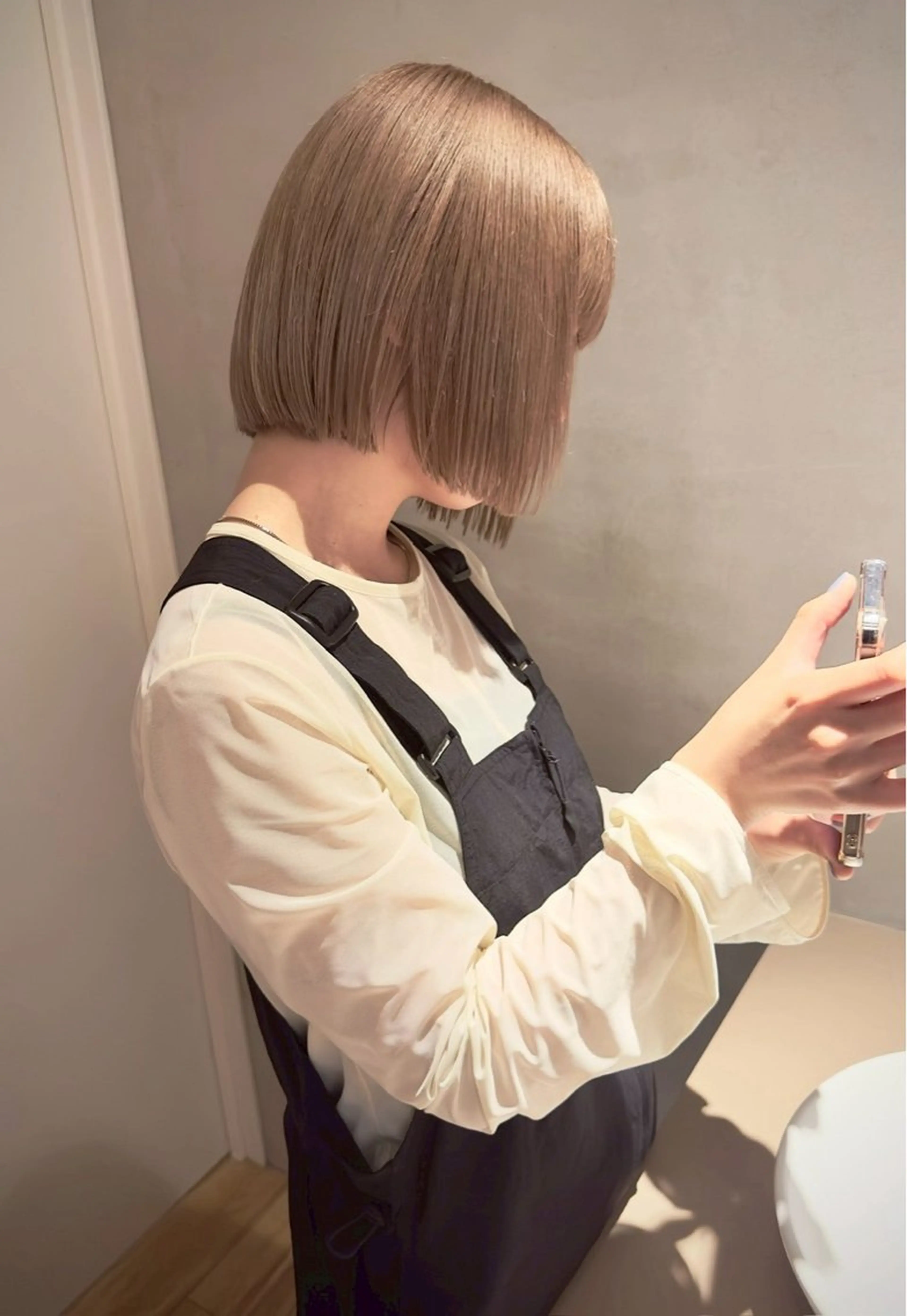 ミディアム カラー ベージュカラー ミルクティーベージュ ホワイトカラー/梅田 ハイトーン/しんのヘアスタイル