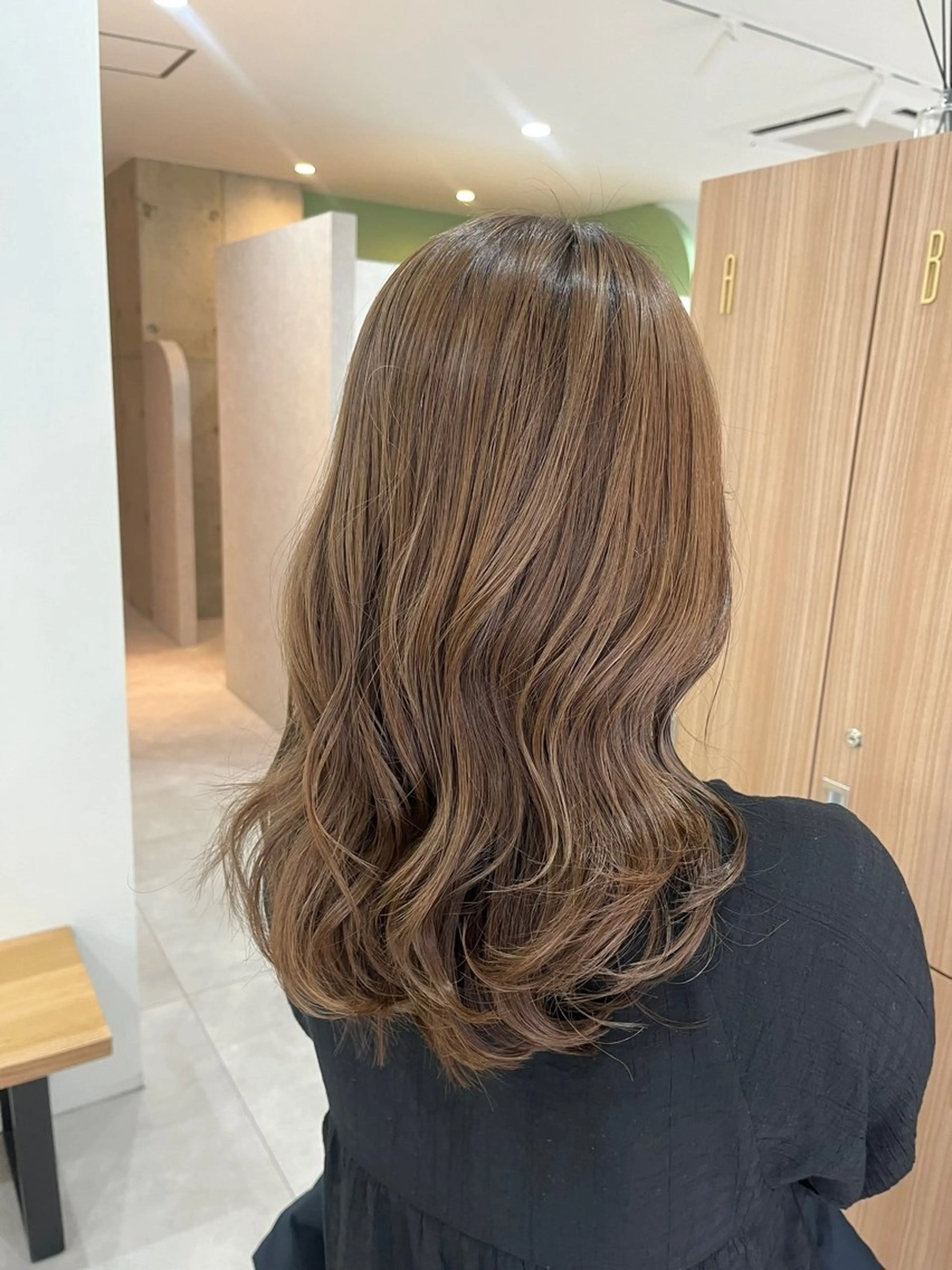 セミロング カラー アッシュ ベージュカラー ダブルカラー ヘアカラー トリートメント 西田 歩果のヘアスタイル