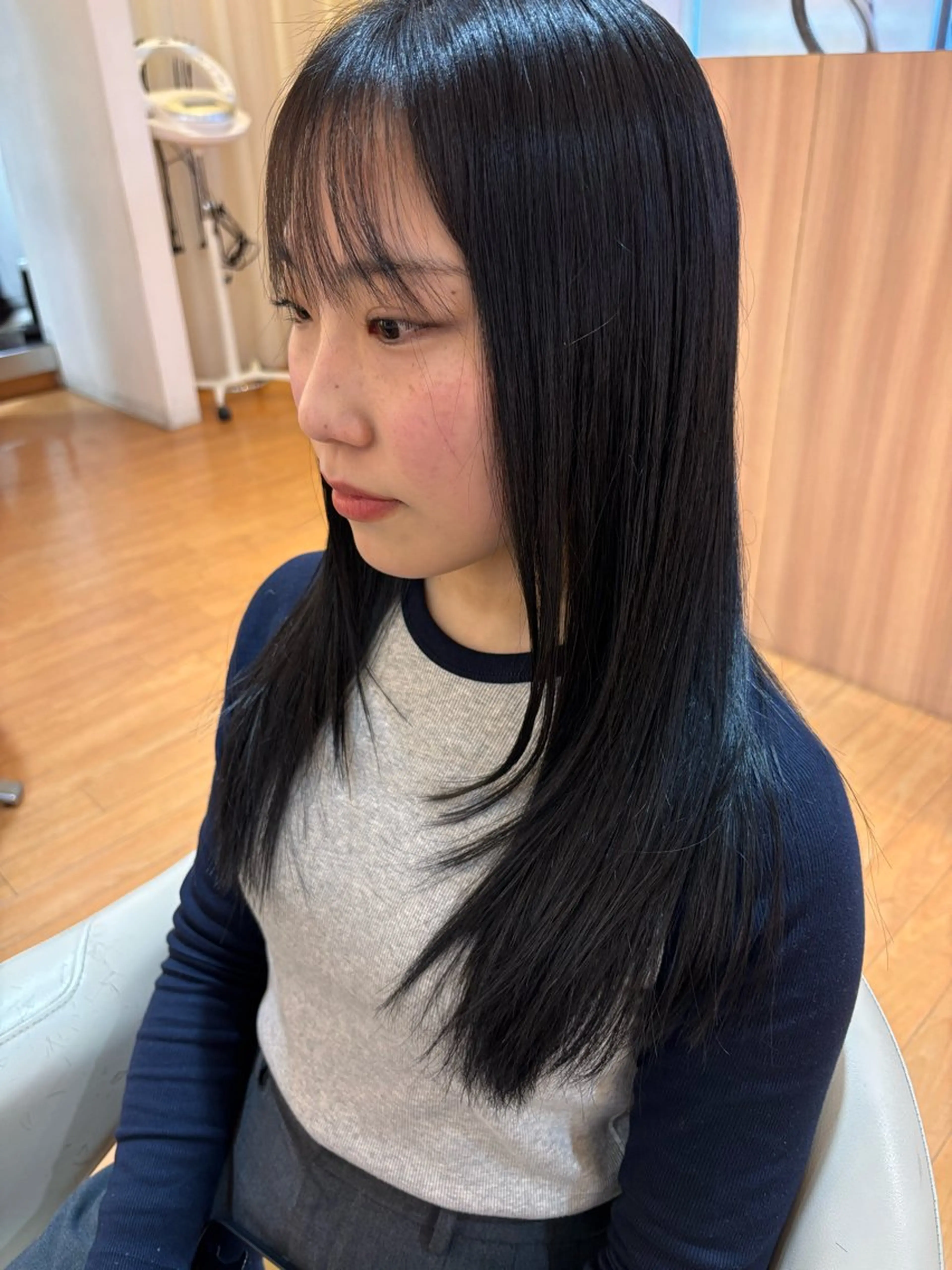 ロング レイヤーカット 岡 愛梨のヘアスタイル