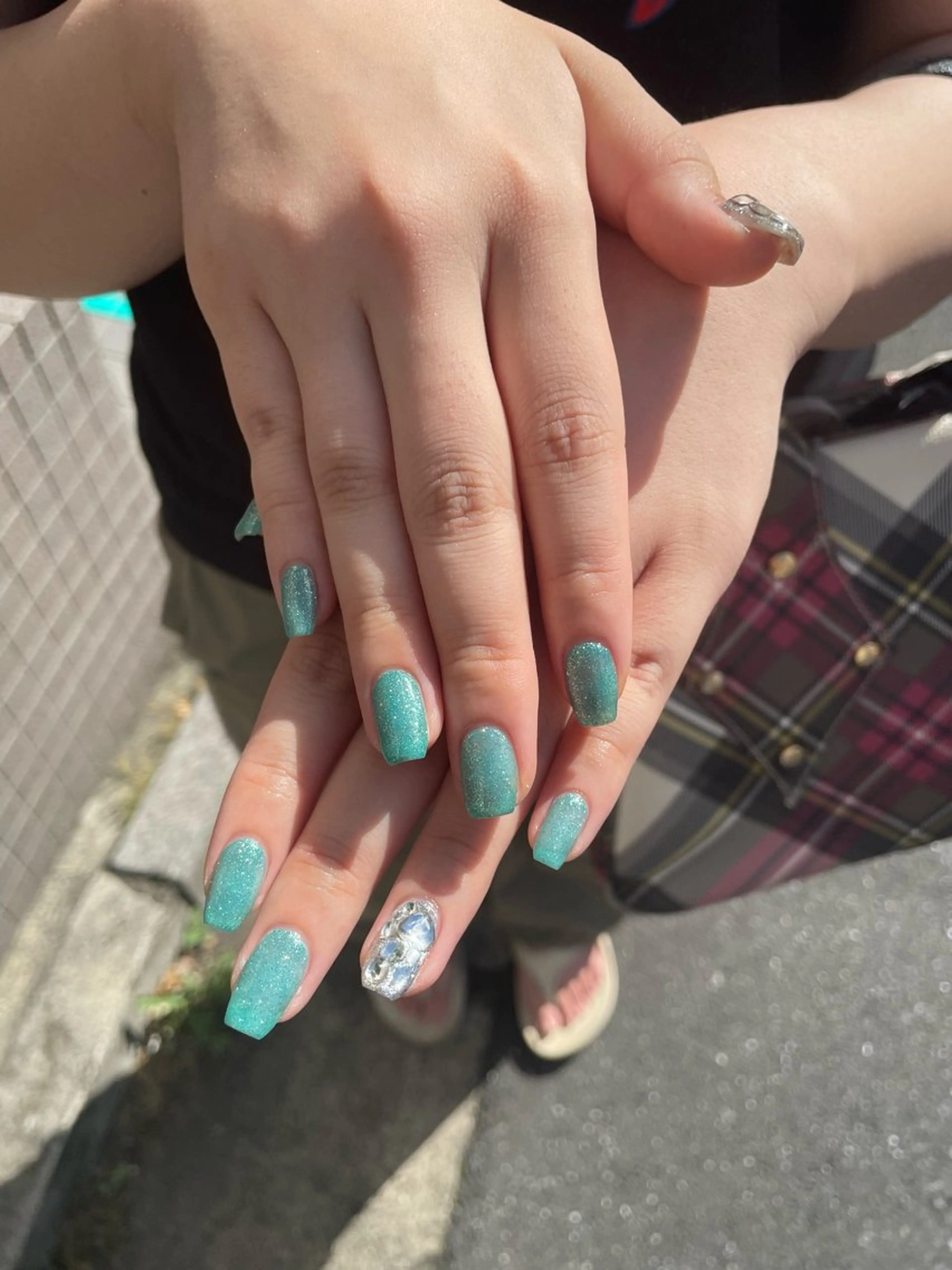 ネイル フラッシュネイル グリーン キラキラネイル シルバー 夏ネイル ハンドネイル ハンドケア 🎀NAIL🎀 AI🪄︎︎◝✩のネイルデザイン