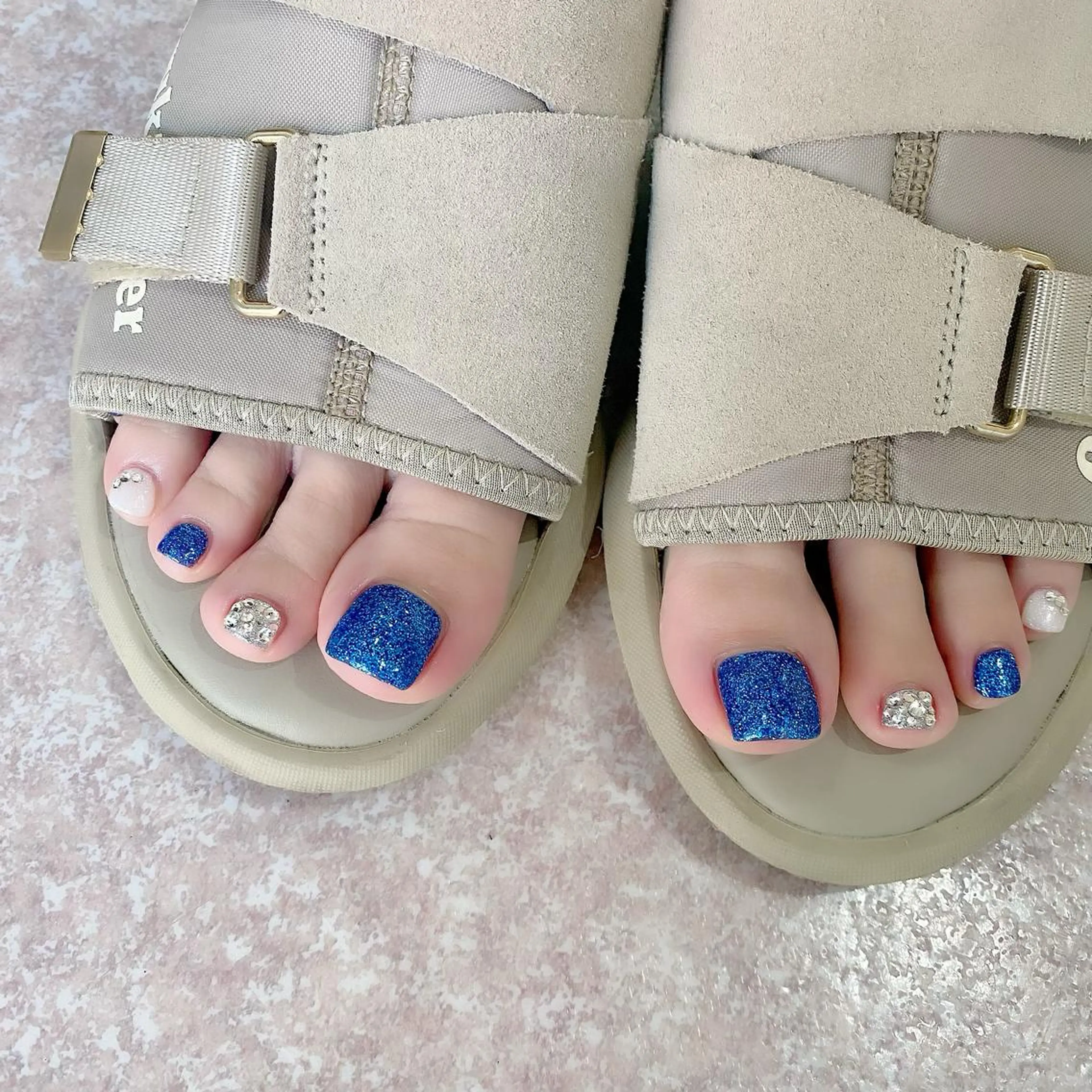 ショート カラー パーマ ヘアアレンジ メンズ キッズ ネイル マツエク・マツパ アイブロウ ブルーカラー ブルー フットネイル キラキラネイル ラメ(グリッター) フットネイル Salon Kのネイルデザイン