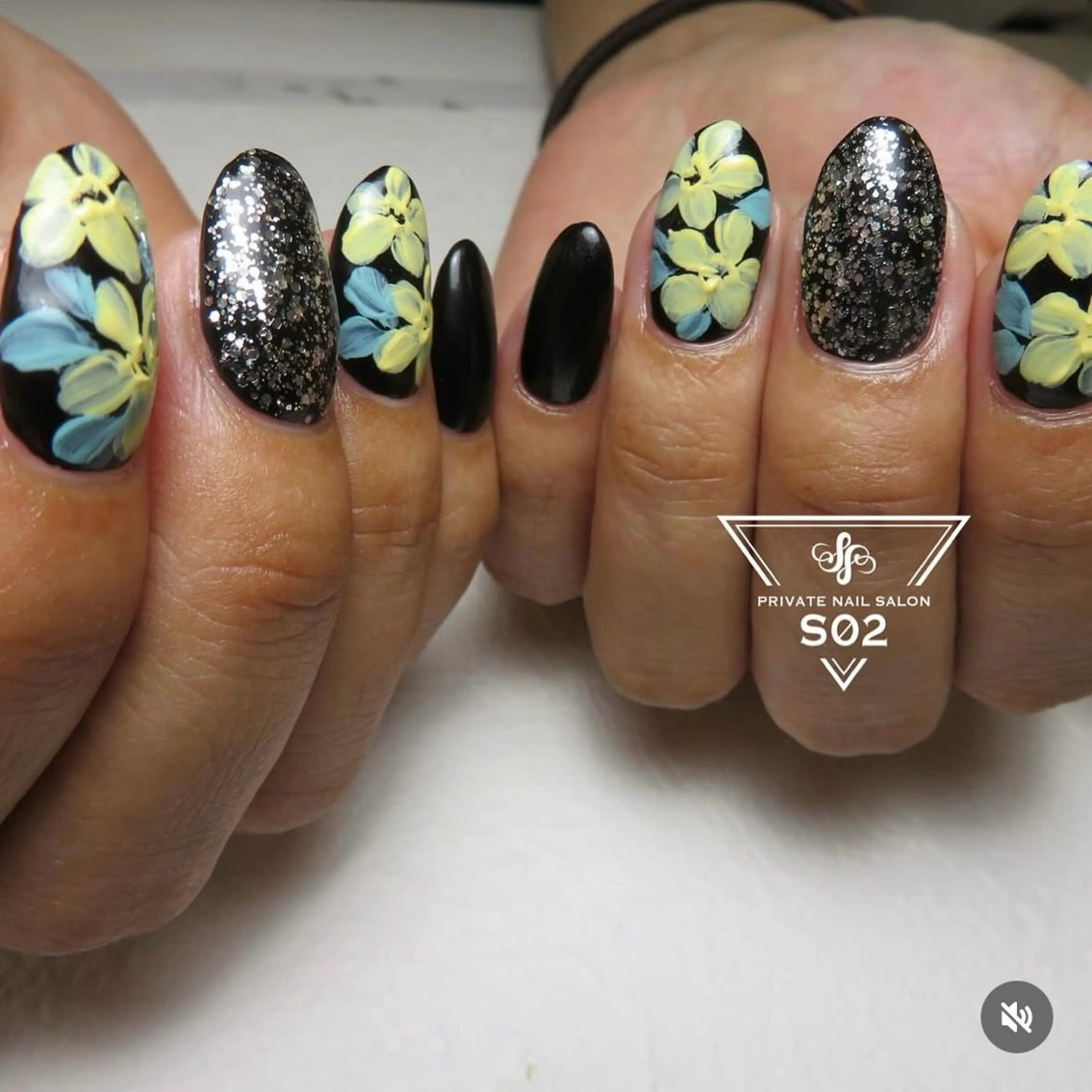 ネイル S02 𝙲𝚑𝚒𝚎のネイルデザイン