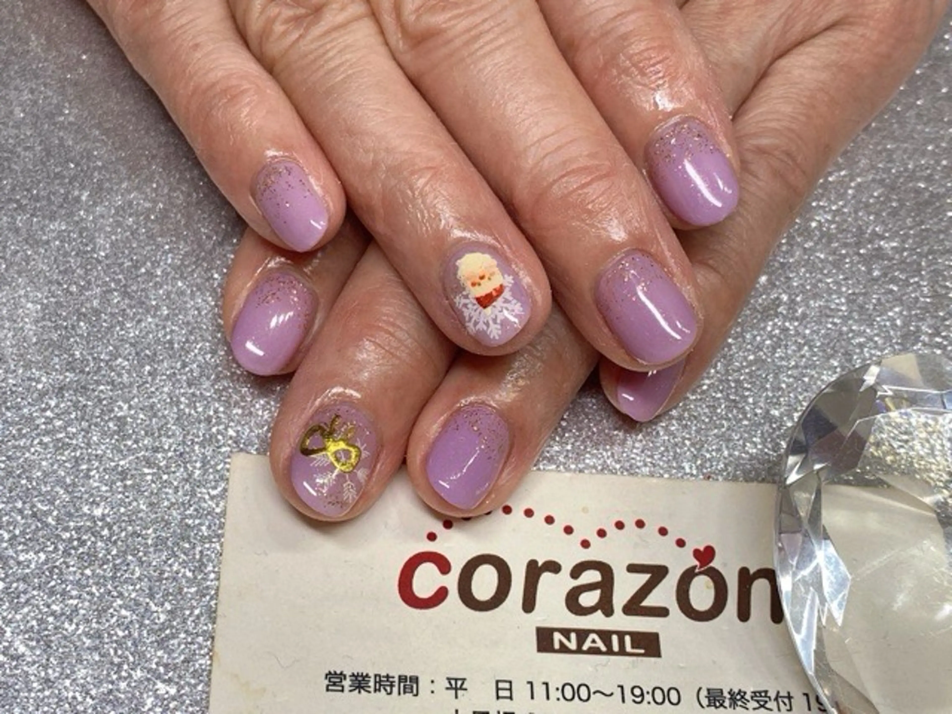 ネイル パープル リボン 冬ネイル クリスマス corazon所属・ネイリスト aicoのネイルデザイン