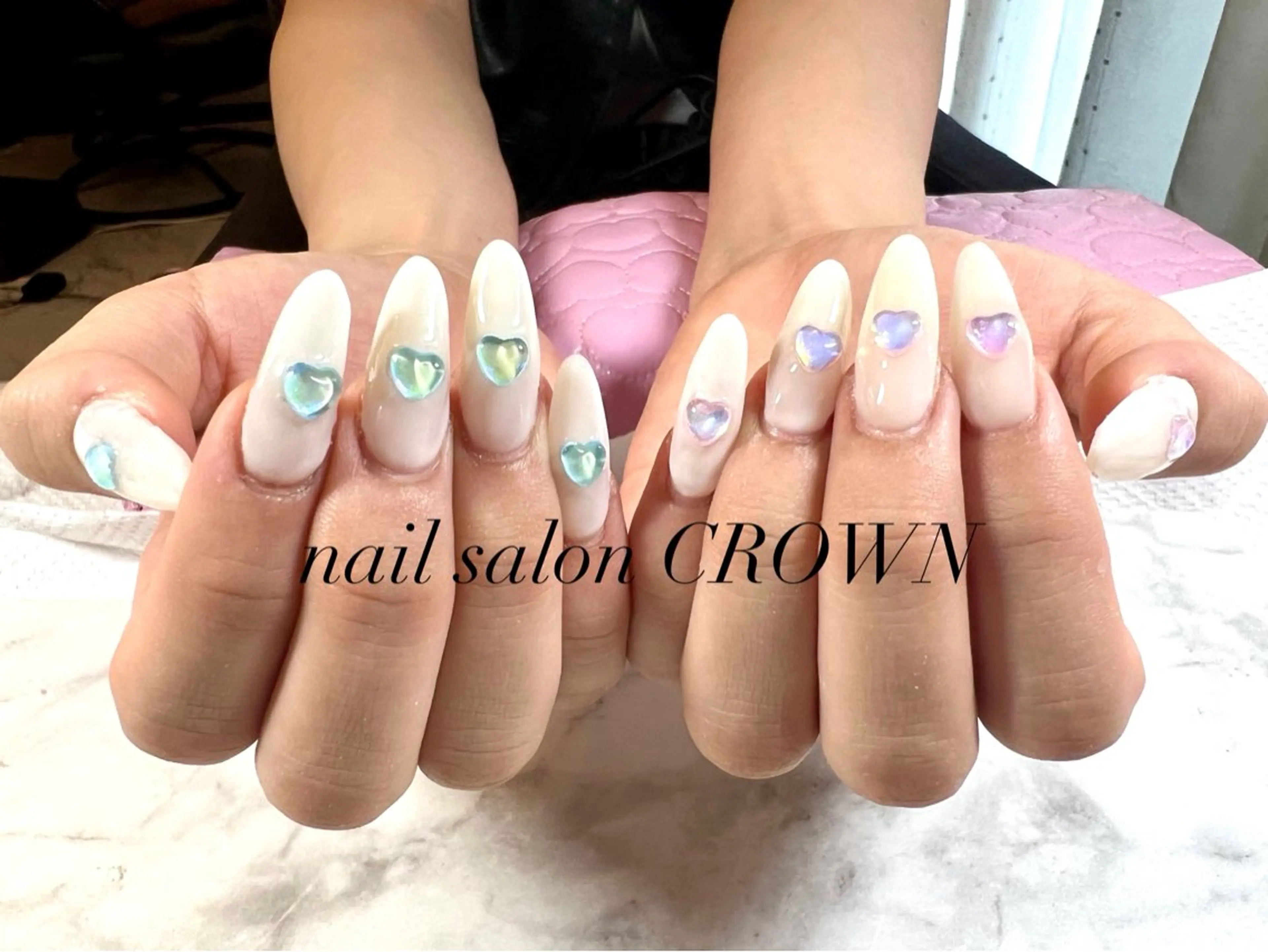 ネイル ハート ホワイト nail salon CROWNのネイルデザイン